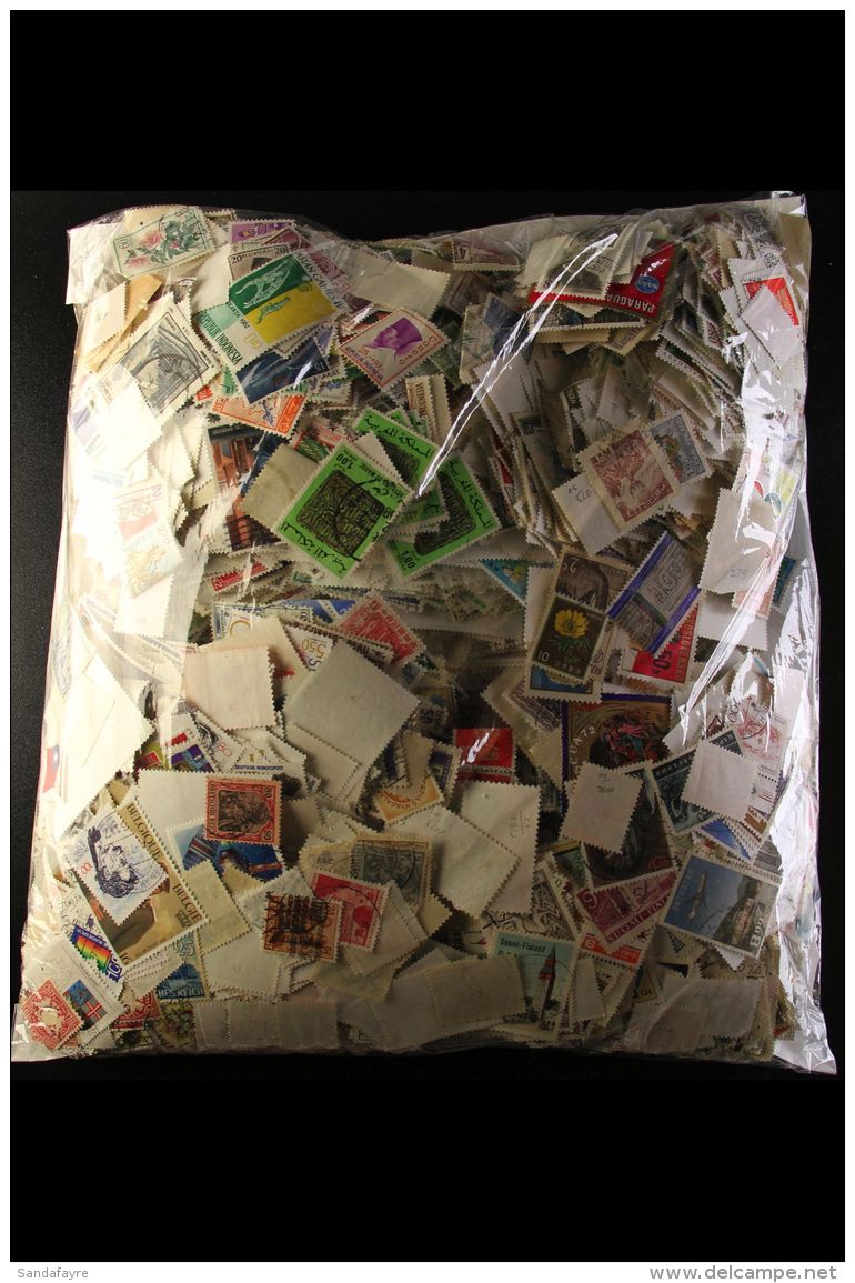 KILOWARE An ALL WORLD "off Paper" I Kg+ Mixture In A Film Fronted Bag. A Great Lot To Sort Through During The... - Andere & Zonder Classificatie