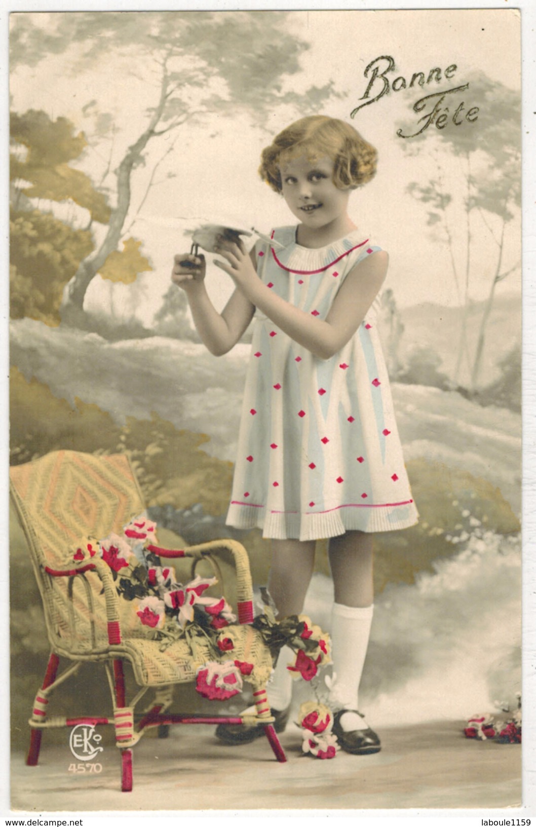 FANTAISIE ENFANTS FILLETTE GIRL : " Portait D'Enfant Avec Oiseau En Papier Et Fauteur En Rotin Pour Une Bonne Fête " - Altri & Non Classificati