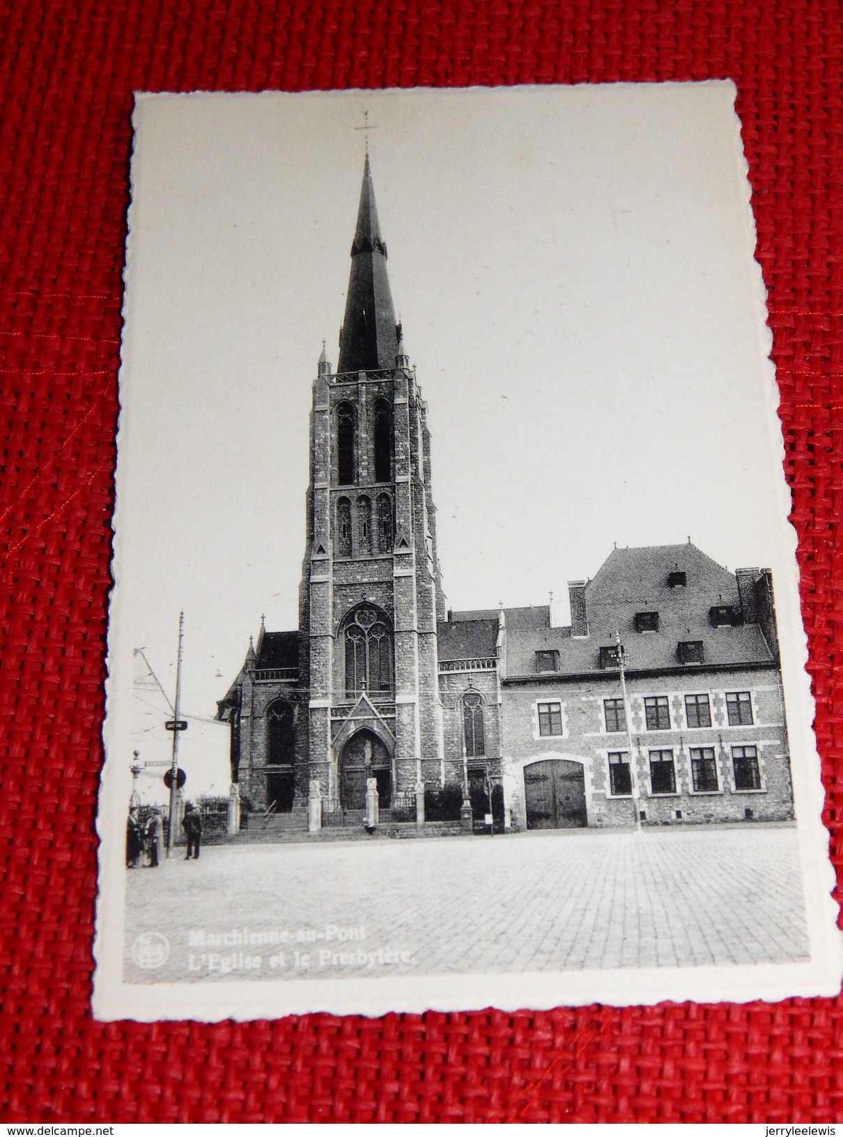 MARCHIENNE-AU-PONT  -  L' Eglise Et Le Presbytère - Charleroi