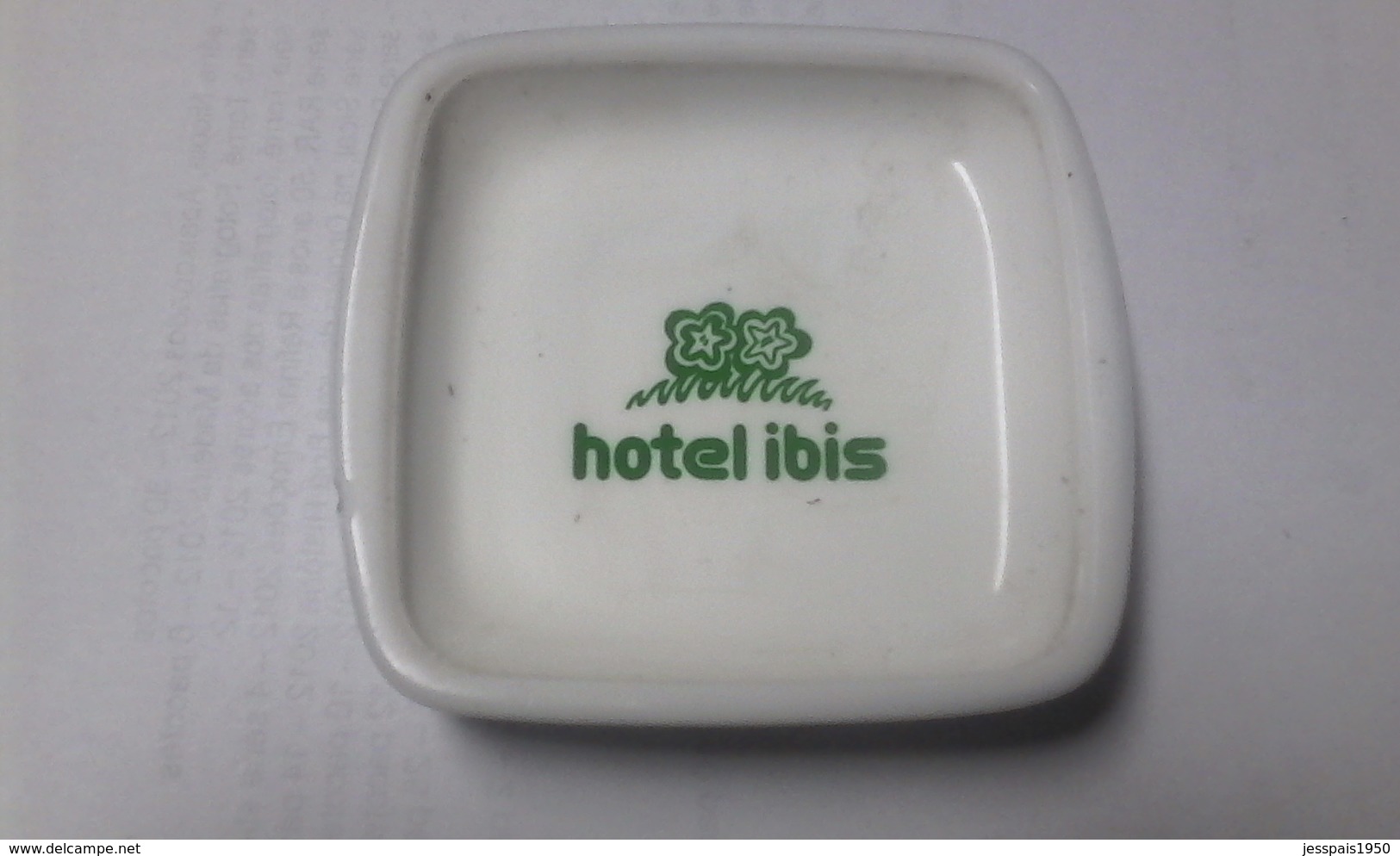 (016) - Cendrier Porcelaine - Hotels Ibis - Petit Défaut (toucher) - Voir Scaner - Porcellana