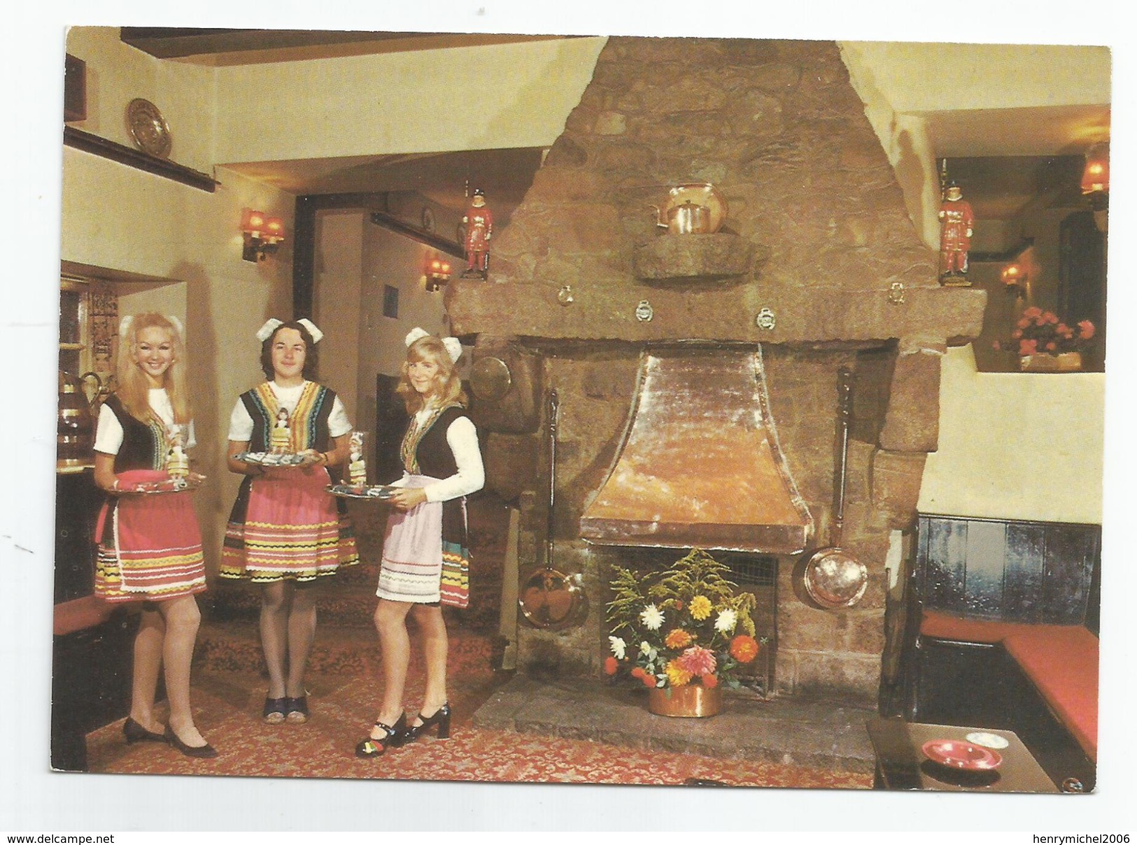 Jersey Femmes Waitresses In Breton Costume Bar Coktail De La Suite Du Moulin De Lecq - Autres & Non Classés