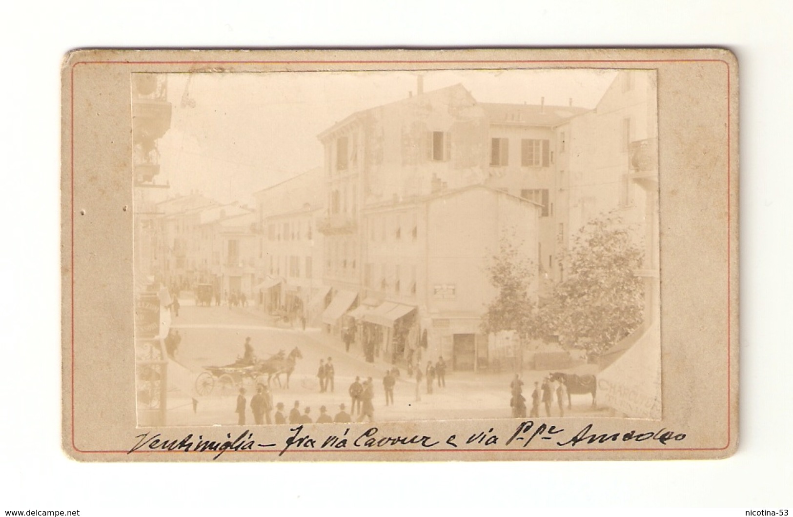 FOTO-0001- FOTO SU CARTONCINO- FINE ANNO 1899- VENTIMIGLIA FRA VIA CAVOUR E VIA PRINCIPE AMEDEO-ANIMATISSIMA - Luoghi