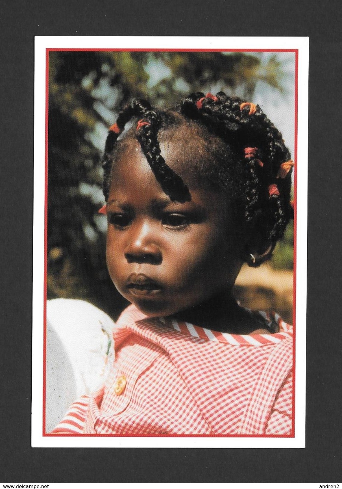 MALI - AFRIQUE - JOLIE FILLETTE ENFANT J'AI 2 ANS ET JE PRENDS DÉJÀ LA VIE AU SÉRIEUX - PAR MICHEL TESSIER - Mali