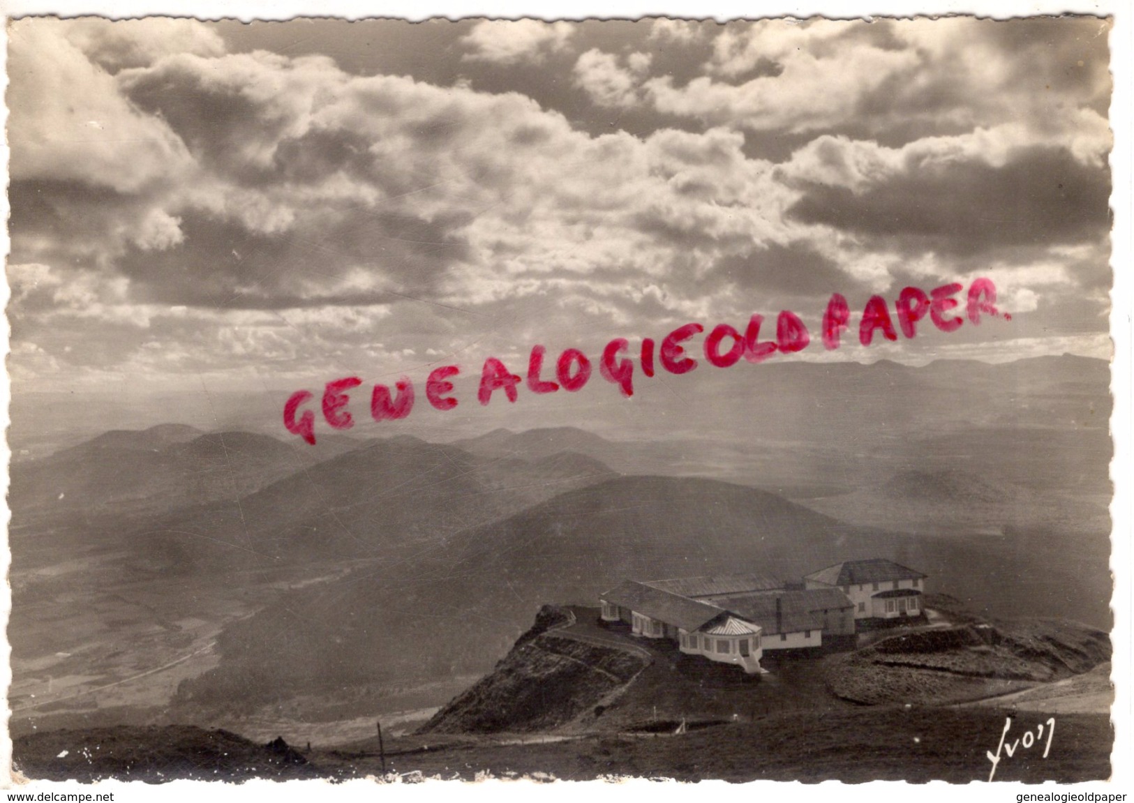 63 - ENVIRONS DE ROYAT  - DU SOMMET DU PUY DE DOME VUE SUR L' HOTEL ET LA CHAINE DES PUYS - CRATERES SUD - Autres & Non Classés