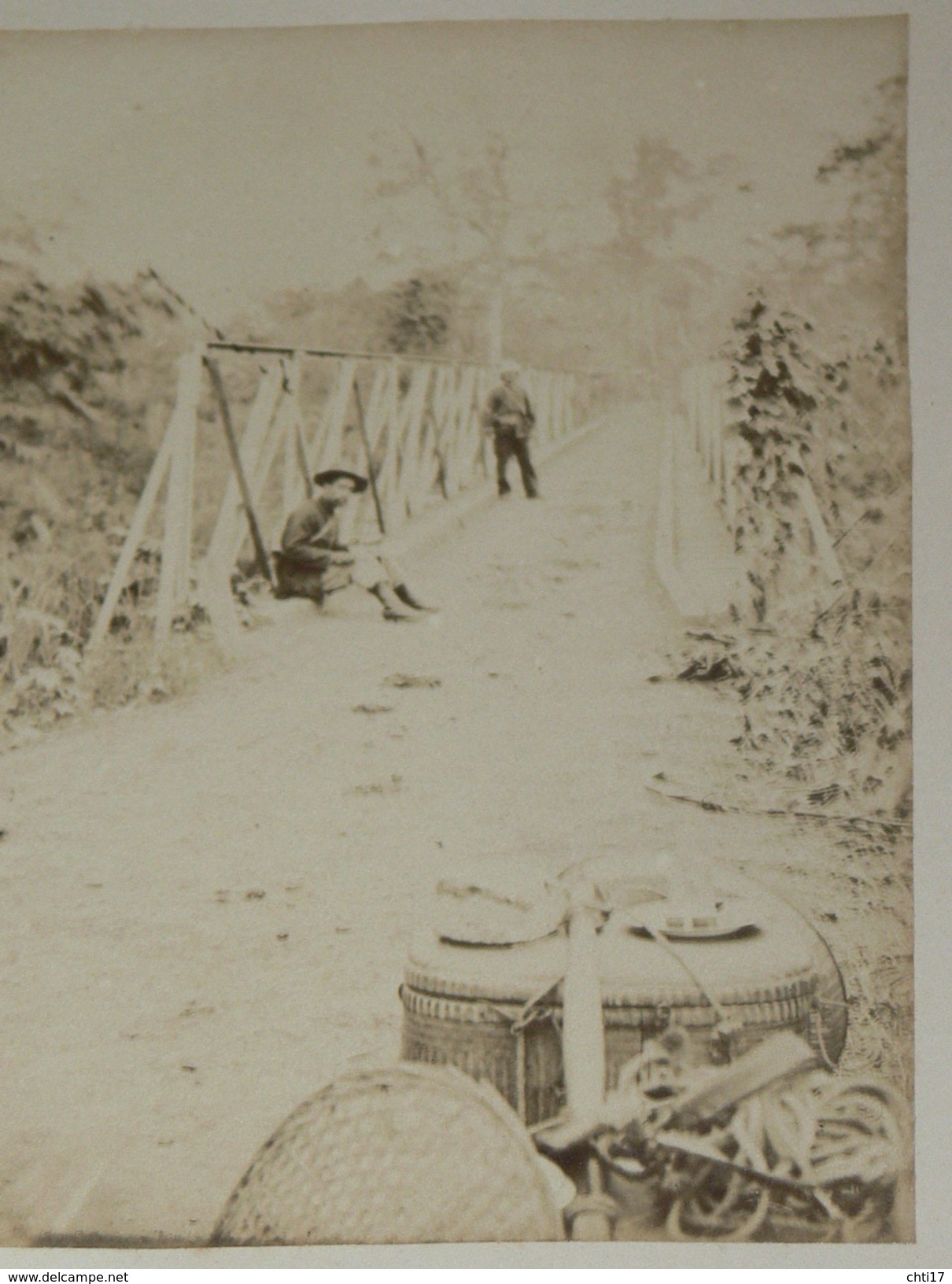 INDOCHINE / TONKIN / VIETNAM 1910 UN PONT  AVEC SOLDAT / PHOTO (17X12 CM)  ANCIENNE SUR CARTON  (27X21 CM) - Lugares