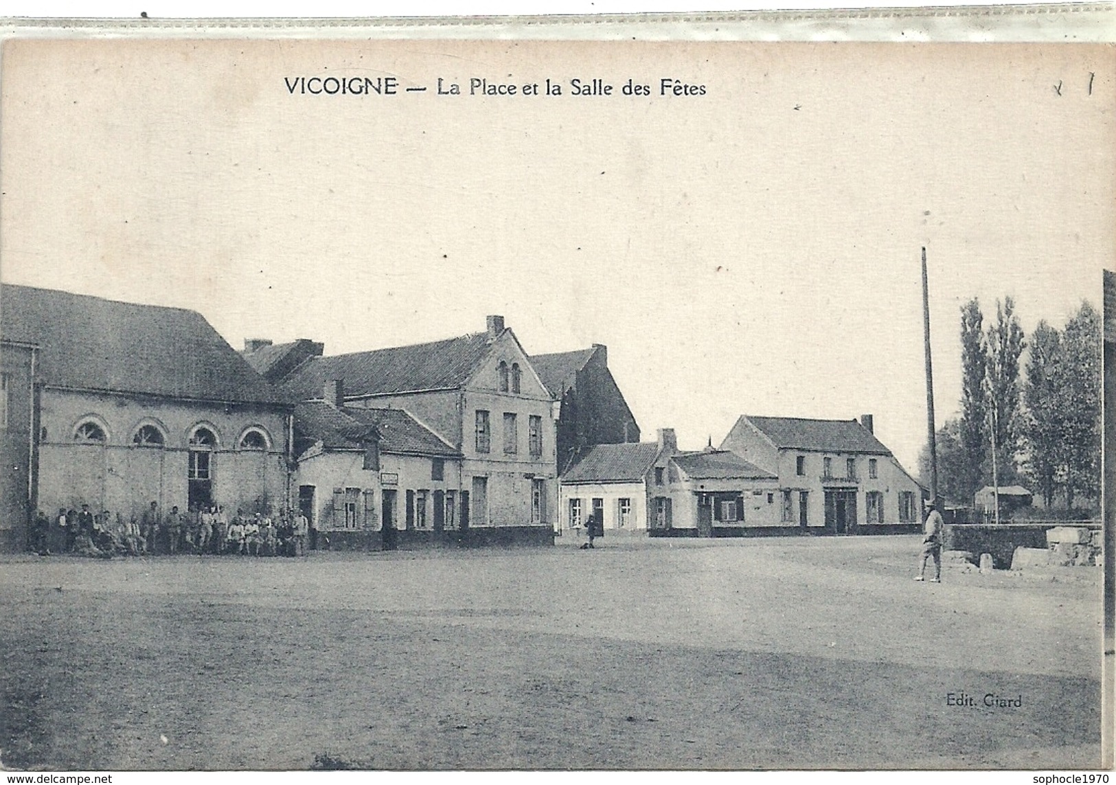 PAS DE CALAIS - 62 - VICOIGNE - La Place Et La Salle Des Fêtes - Animation - Vitry En Artois