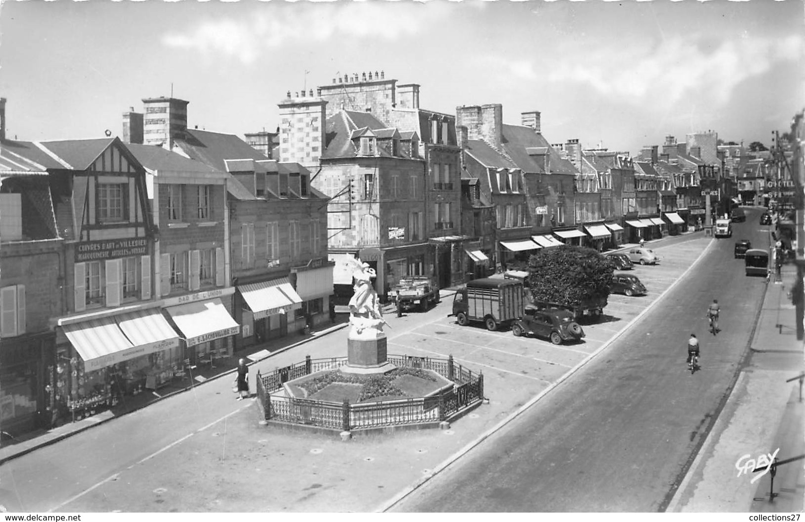 50-VILLEDIEU-LES-POELES- PLACE DE LA REPUBLIQUE - Villedieu