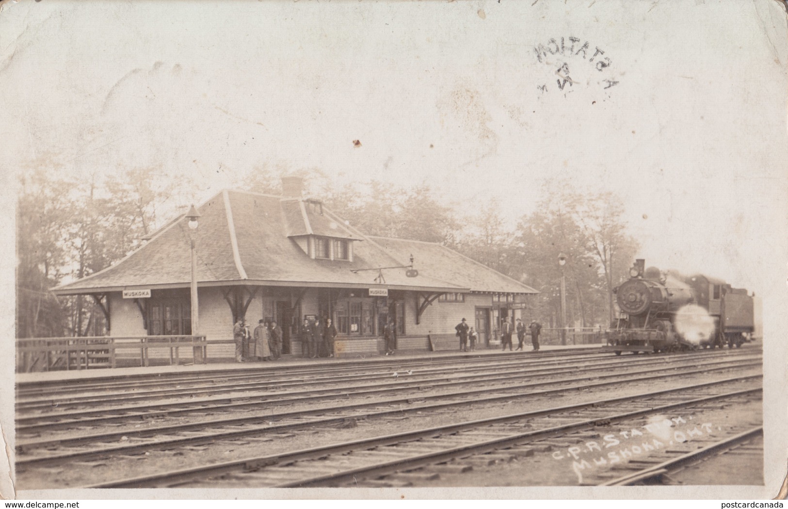 RPPC REAL PHOTO POSTCARD MUSKOKA ONTARIO TRAIN STATION RAILWAY DEPOT 1913 - Gares - Avec Trains