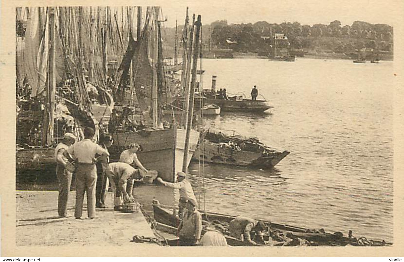 PIE-17-F.804 : CARTE POSTALE CONCARNEAU. SARDINES. CACHET PARIS-GARE MONTPARNASSE - Briefe U. Dokumente