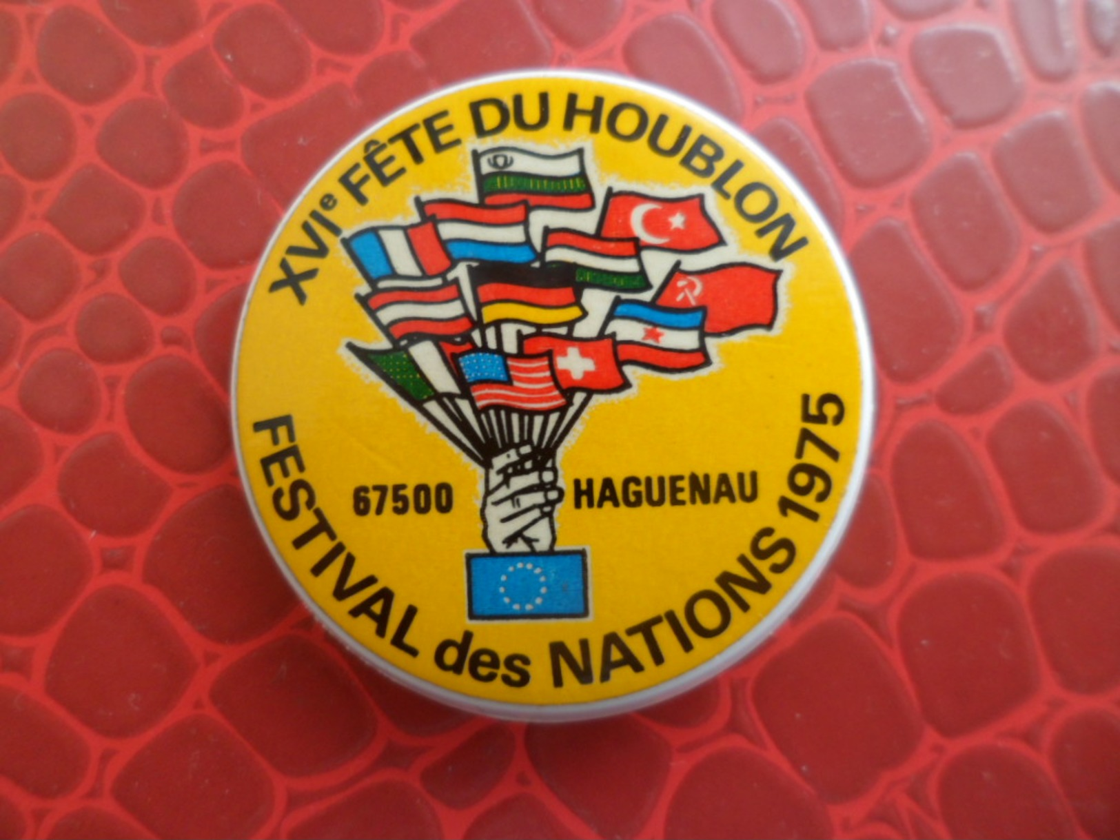 Broche XVI° Fete Du Houblon - HAGUENAU Bas Rhin Festival Des Nations 1975 Signé STOFFEL 68 SAINT LOUIS - Alcool Biere - Autres & Non Classés