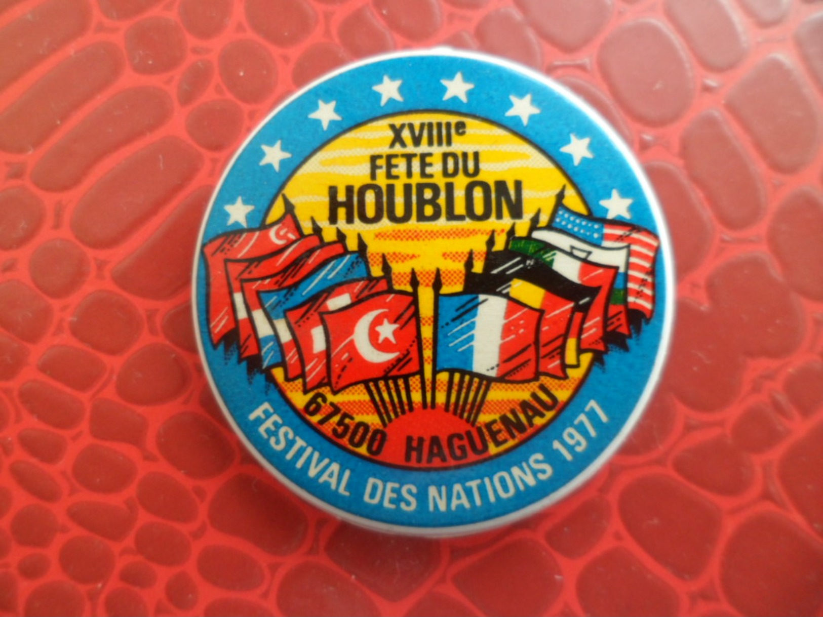 Broche XVI° Fete Du Houblon - HAGUENAU Bas Rhin Festival Des Nations 1977 Signé STOFFEL 68 SAINT LOUIS - Alcool Biere - Autres & Non Classés