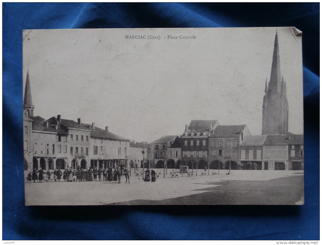 Marciac  Place Centrale - Pharmacie - Animée - Circulée 1906 - R139 - Sonstige & Ohne Zuordnung