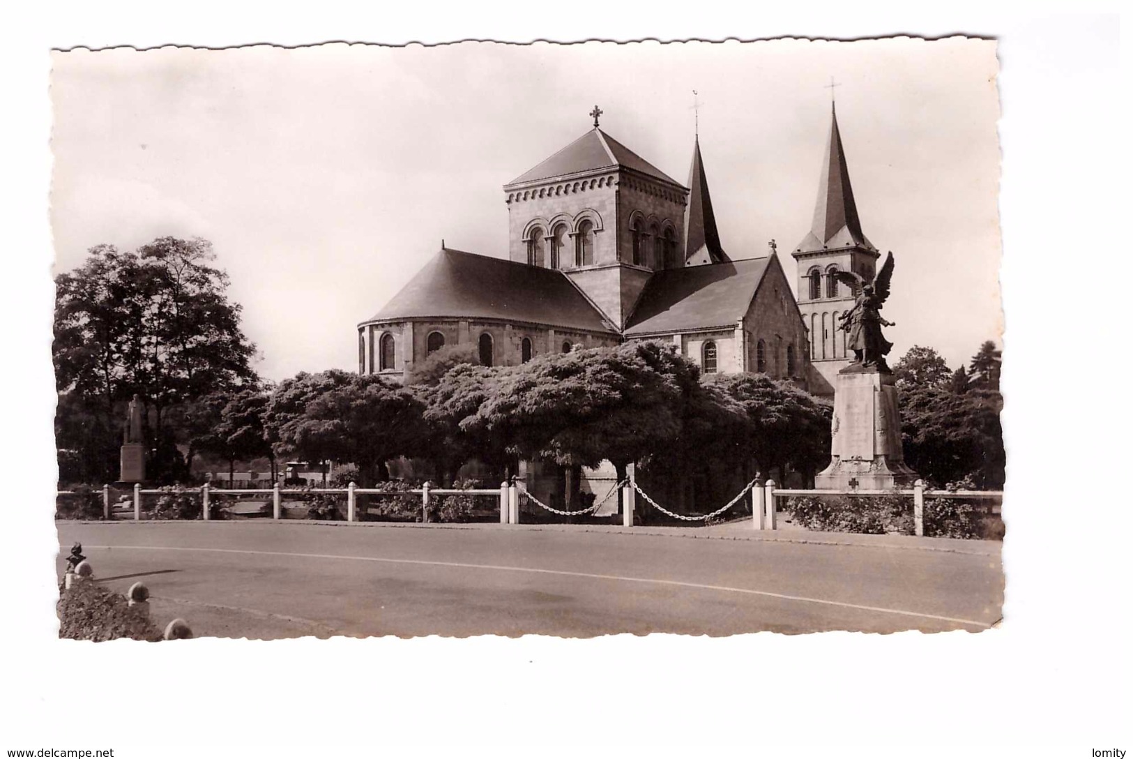 76 Barentin Eglise Monument Aux Morts Statue Père Jacques Edit Lyna N°5 Carte Non Voyagée - Barentin