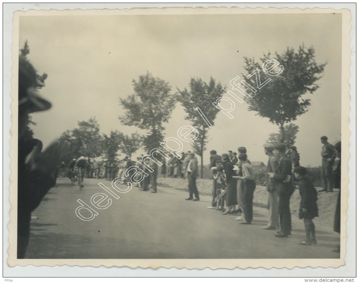 Tour De France 1936. Passage Au Petit Niort (Mirambeau, Charente-Maritime). 1er François Galateau. 2e Van Schendel. - Sports