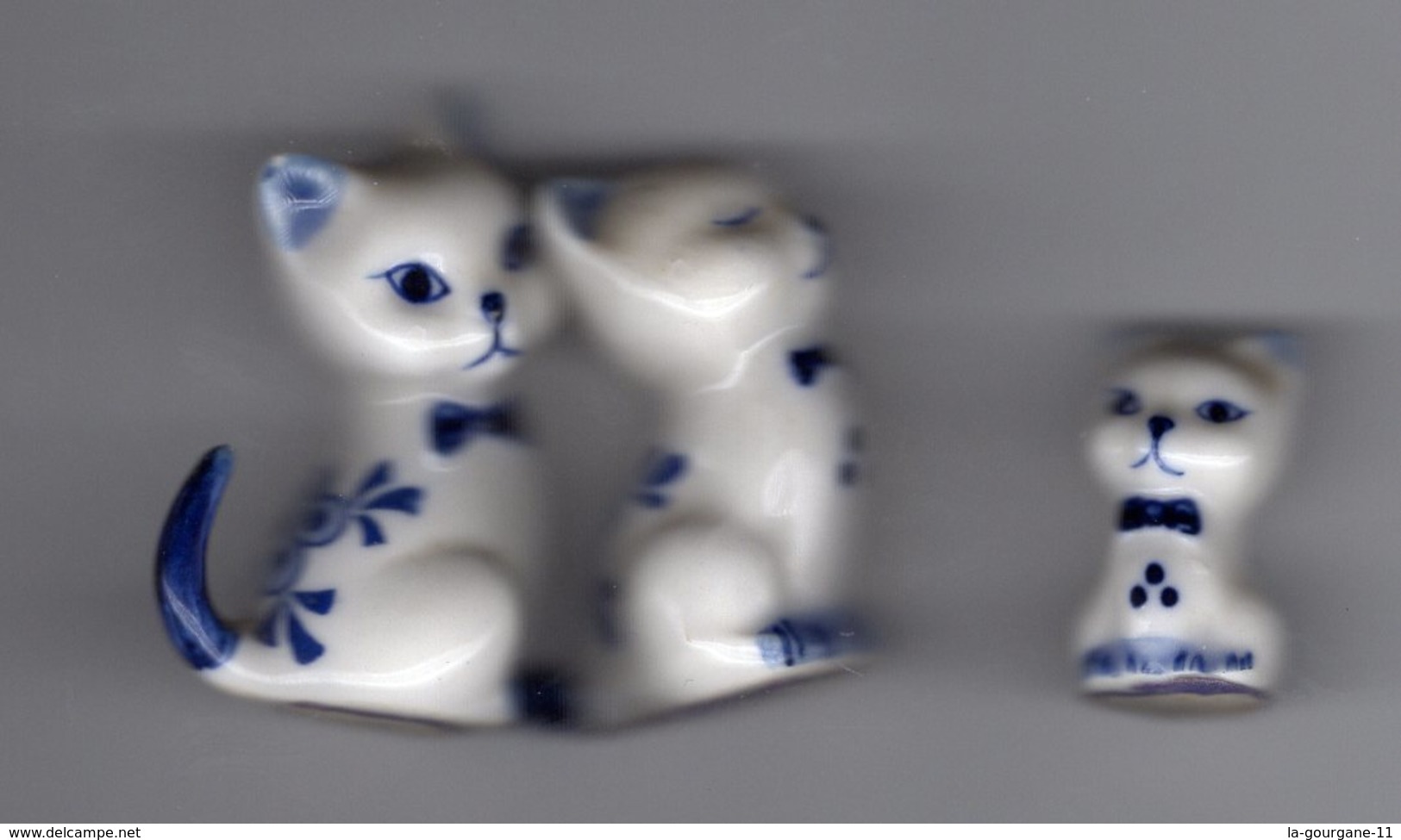 TRES RARE Série Complète 3 Grosses Fèves Porcelaine Creuses DELFT BLUE Hollande - Miniatures FAMILLE CHAT Chats Fleuris - Animaux