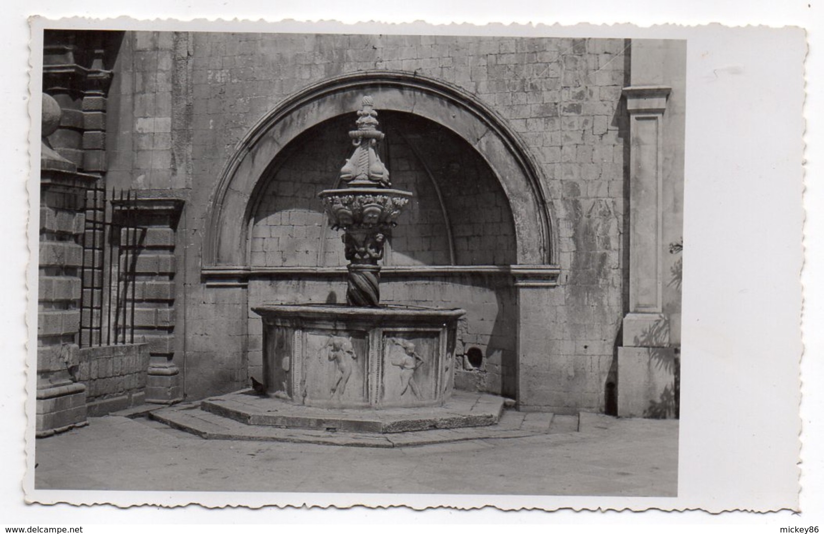 Croatie--1938--DUBROVNIK  --(carte-photo)  Format  14 X 9 --fontaine ??? - Croazia