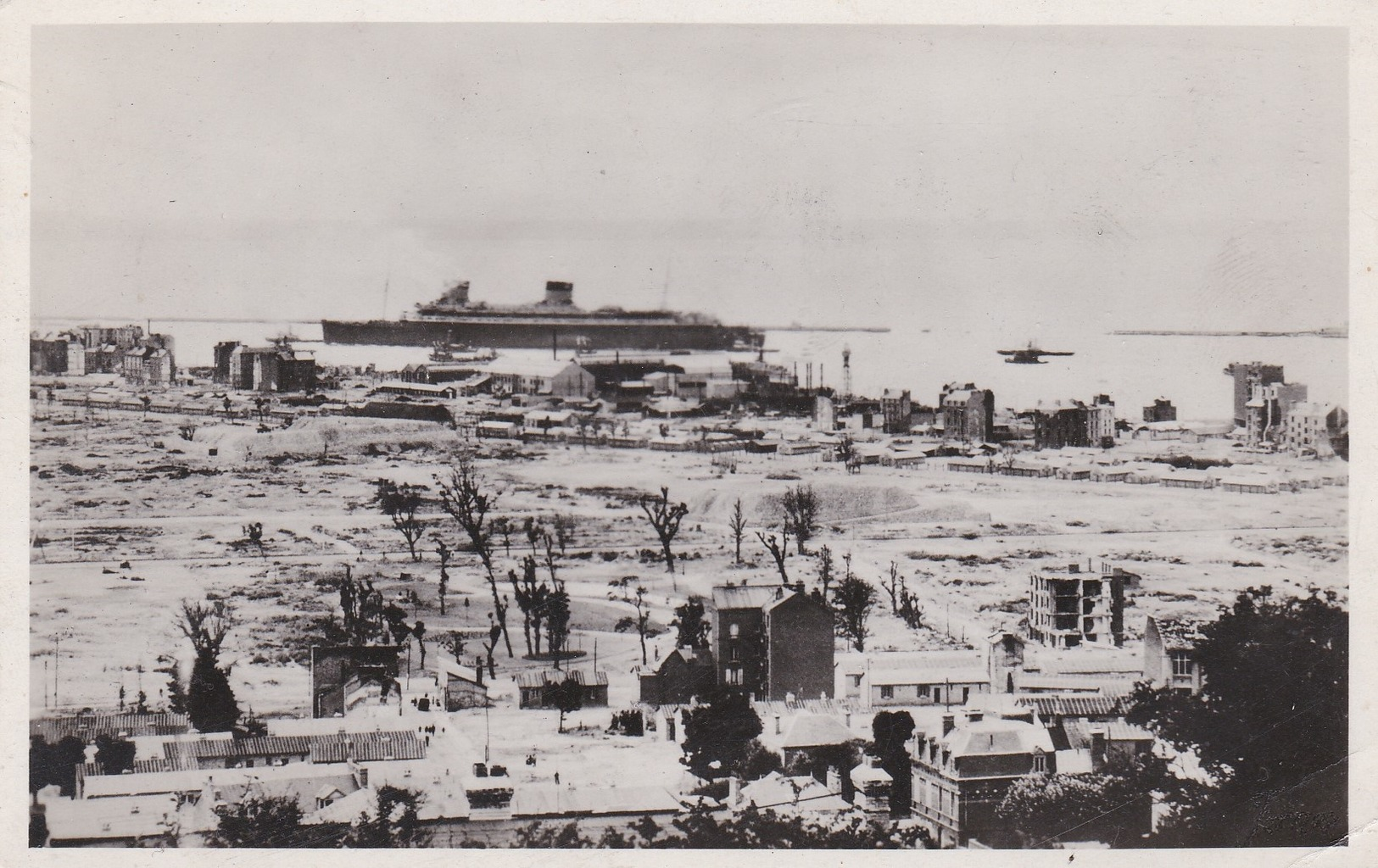 CPSM Glacée  En PF Représentant Le Paquebot  "LIBERTE" Entrant Au Port Du Havre Devant Les Ruines De La Guerre  //   TBE - Steamers