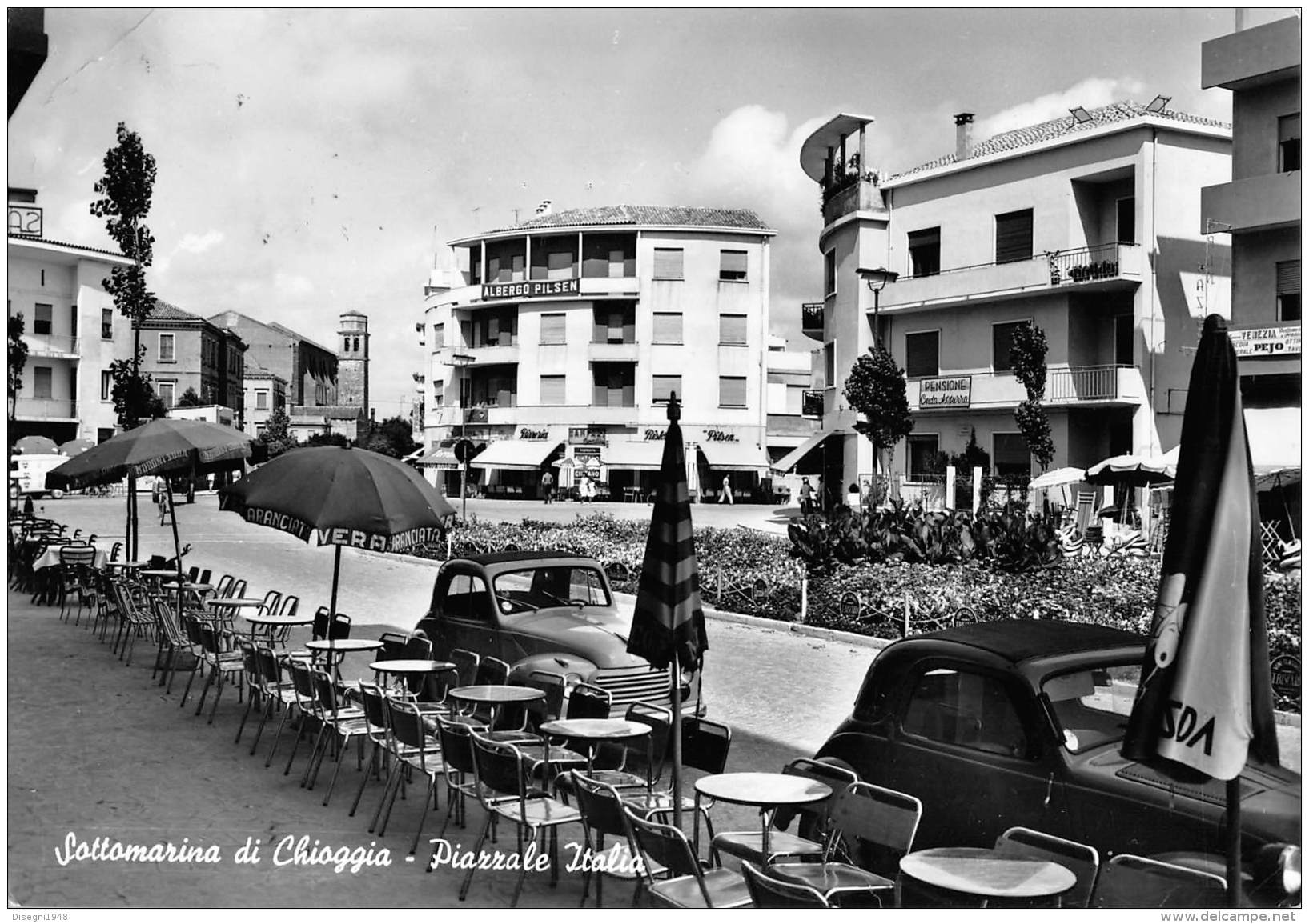 06721 "SOTTOMARINA DI CHIOGGIA  (VE) - PIAZZALE ITALIA"  ANIMATA, AUTO ANNI '50 (TOPOLINO). CART. ILL. ORIG. SPED.1958 - Chioggia