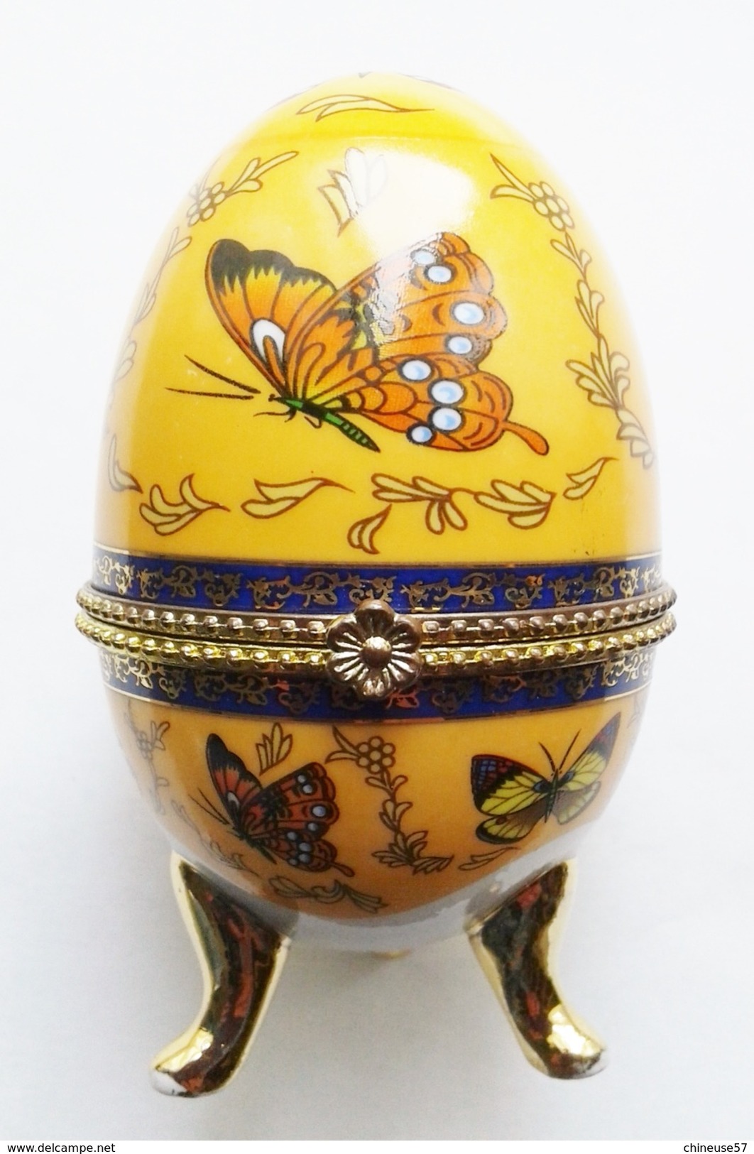 Oeuf En Porcelaine Décor Papillons Fermeture Fleur  D'autres Sur Le Site (prix Dégressif) - Eggs