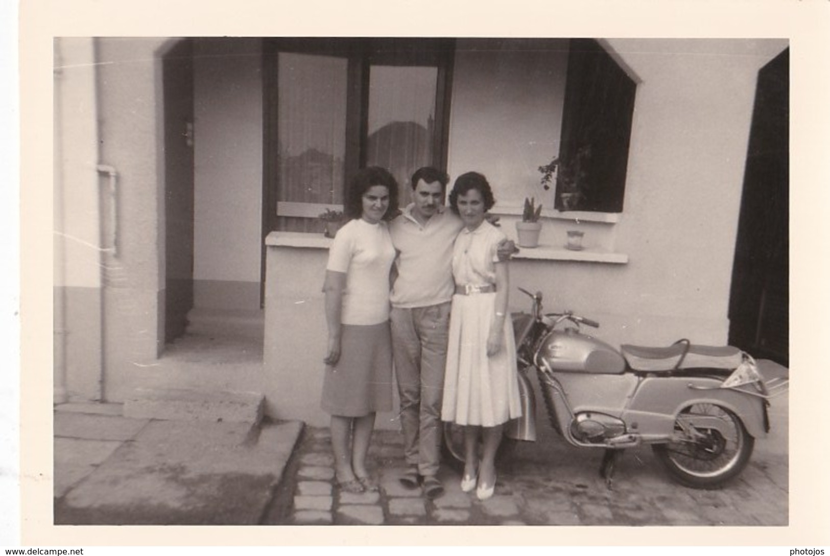 Photo Originale Frère Et Soeurs Avec Moto (marque Monnet Goyon) - Otros & Sin Clasificación