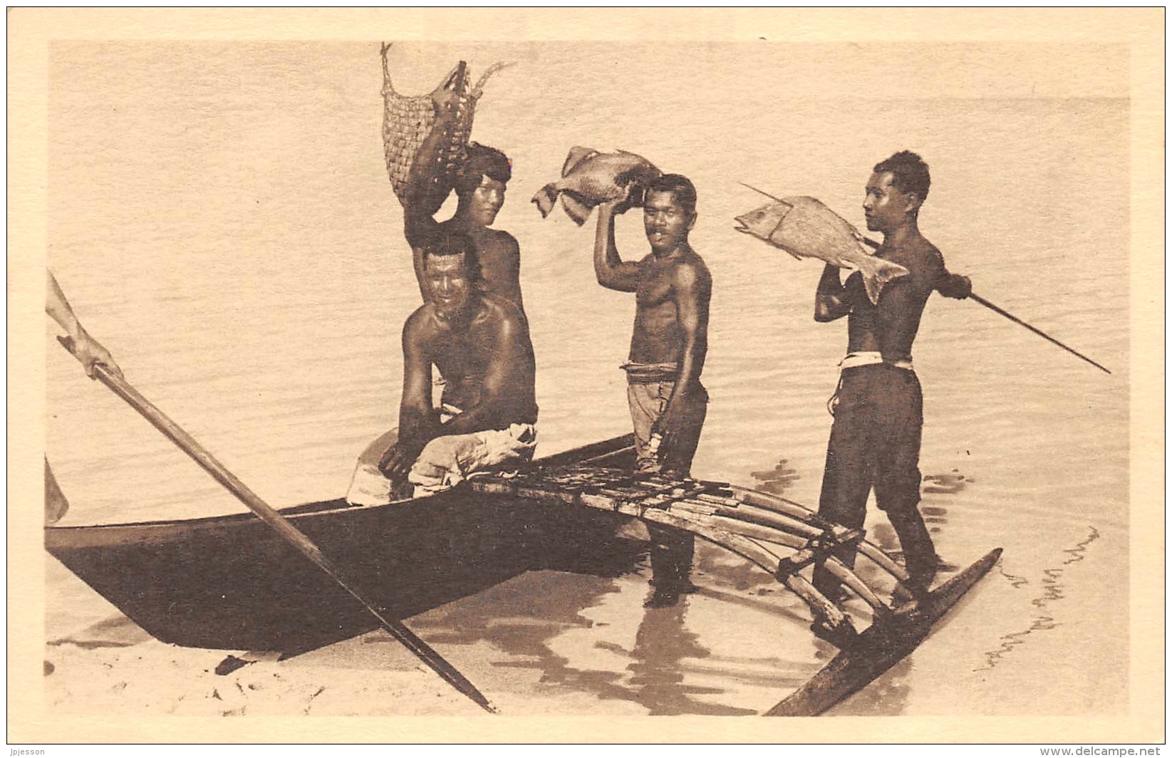 ILES CAROLINES  RETOUR DE PECHE  PIROGUE - Micronésie