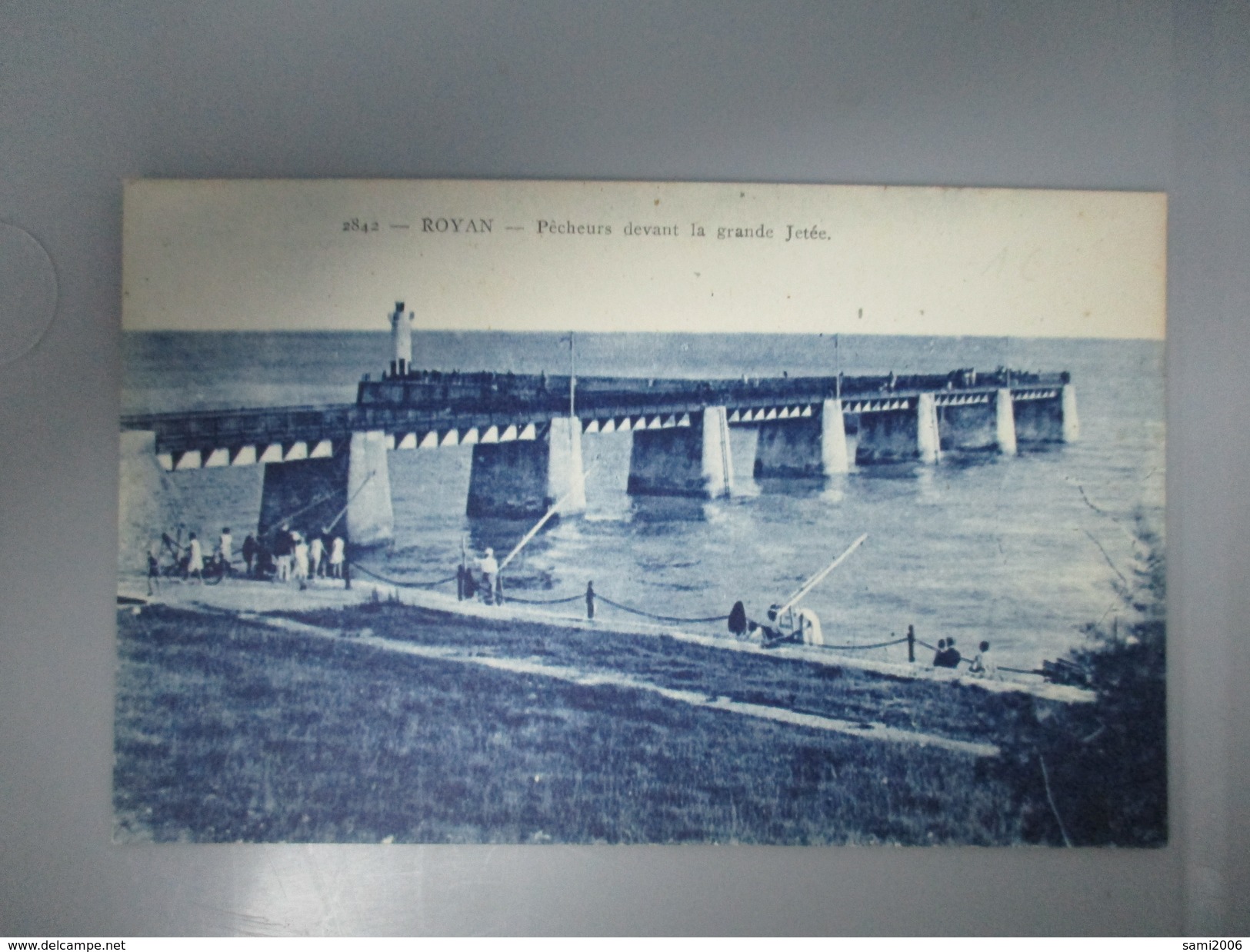 CPA 17 ROYAN PÊCHEURS DEVANT LA GRANDE JETÉE - Royan