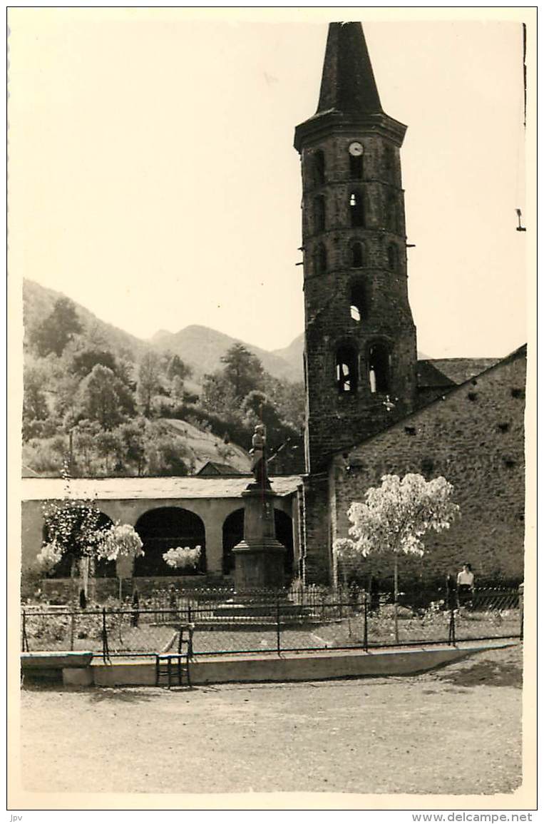 PHOTOGRAPHIE : SENTEIN . ARIEGE. Vue Sur Le Monument Aux Morts Et Le Clocher De L'église. - Other & Unclassified