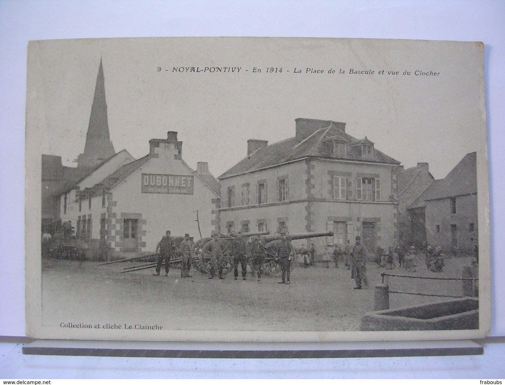 56 - NOYAL PONTIVY - EN 1914 - LA PLACE DE LA BASCULE ET VUE DU CLOCHER - ANIMEE - SOLDATS - CANONS - Pontivy