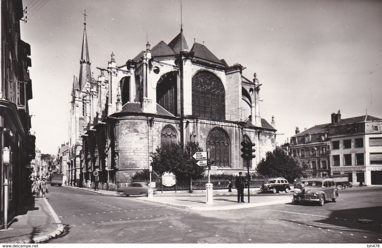 45-----MONTARGIS---église Ste-marie Madeleine--( 203 Peugeot Commerciale )--voir 2 Scans - Montargis