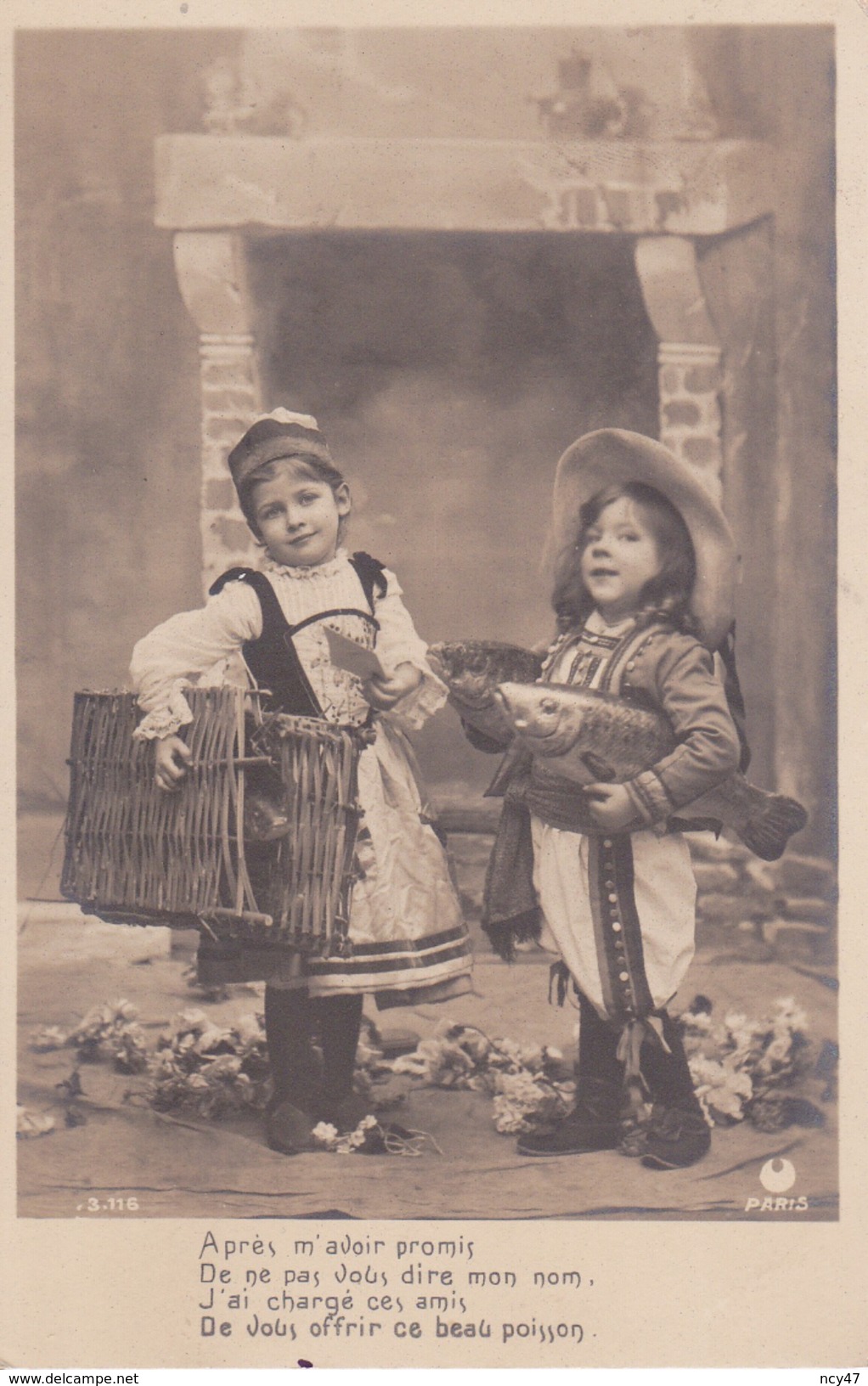 CPA 1er AVRIL. Fantaisie, Enfants En Habit Typique Devant La Cheminée. ...T440 - 1er Avril - Poisson D'avril