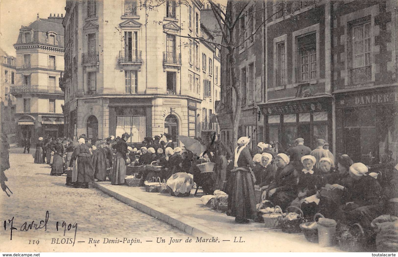 CPA 37 BLOIS RUE DENIS PAPIN UN JOUR DE MARCHE  1909 - Blois