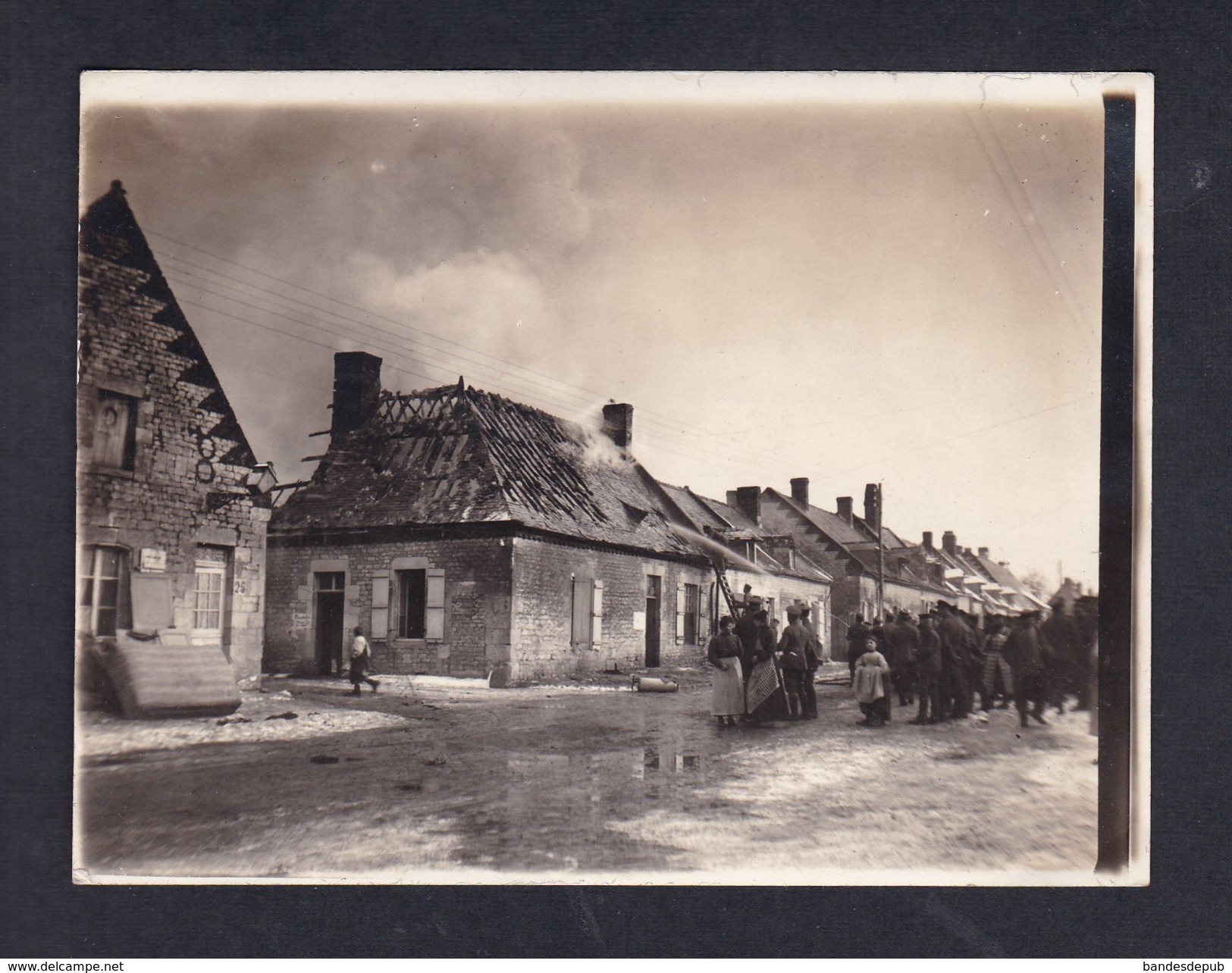 Photo Originale Guerre 14-18 EBOULEAU (02) - Extinction Incendie Maison Par Soldats Allemands Tuyau Eau Pompier Echelle - Guerre, Militaire