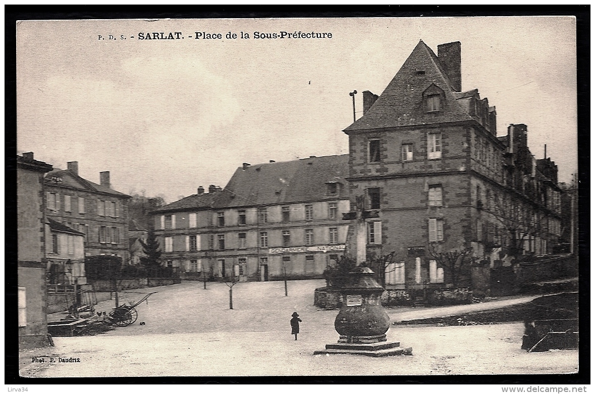 CPA ANCIENNE- FRANCE- SARLAT (24)- PLACE DE LA SOUS-PREFECTURE- LA GENDARMERIE- LA CROIX- ANIMATION- - Sarlat La Caneda