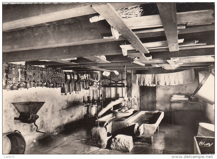 Laguiole 12 - Région Aubrac Et Laguiole - Cloches - Intérieur De Fromagerie - Buron - Laguiole