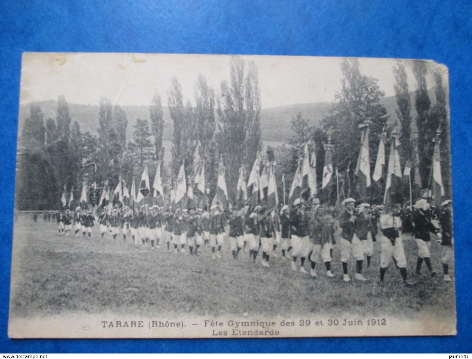 RHONE  69   TARARE  -  FETE GYMNASTIQUE DES 29 ET 30 JUIN 1912  LES ETANDARDS    TRES  ANIME     PLIS TACHES  ETAT MOYEN - Tarare