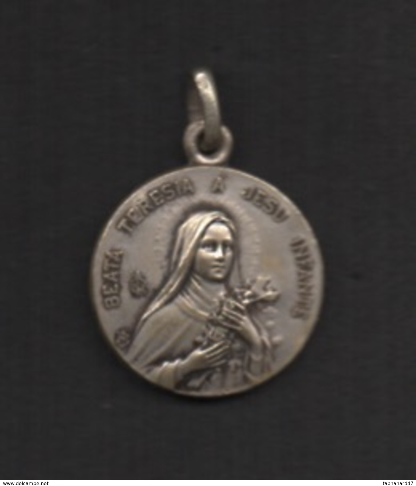 Ancienne Médaille En Laiton Façon Argent  . ST-THÉRÈSE DE L' ENFANT JÉSUS . - Godsdienst & Esoterisme