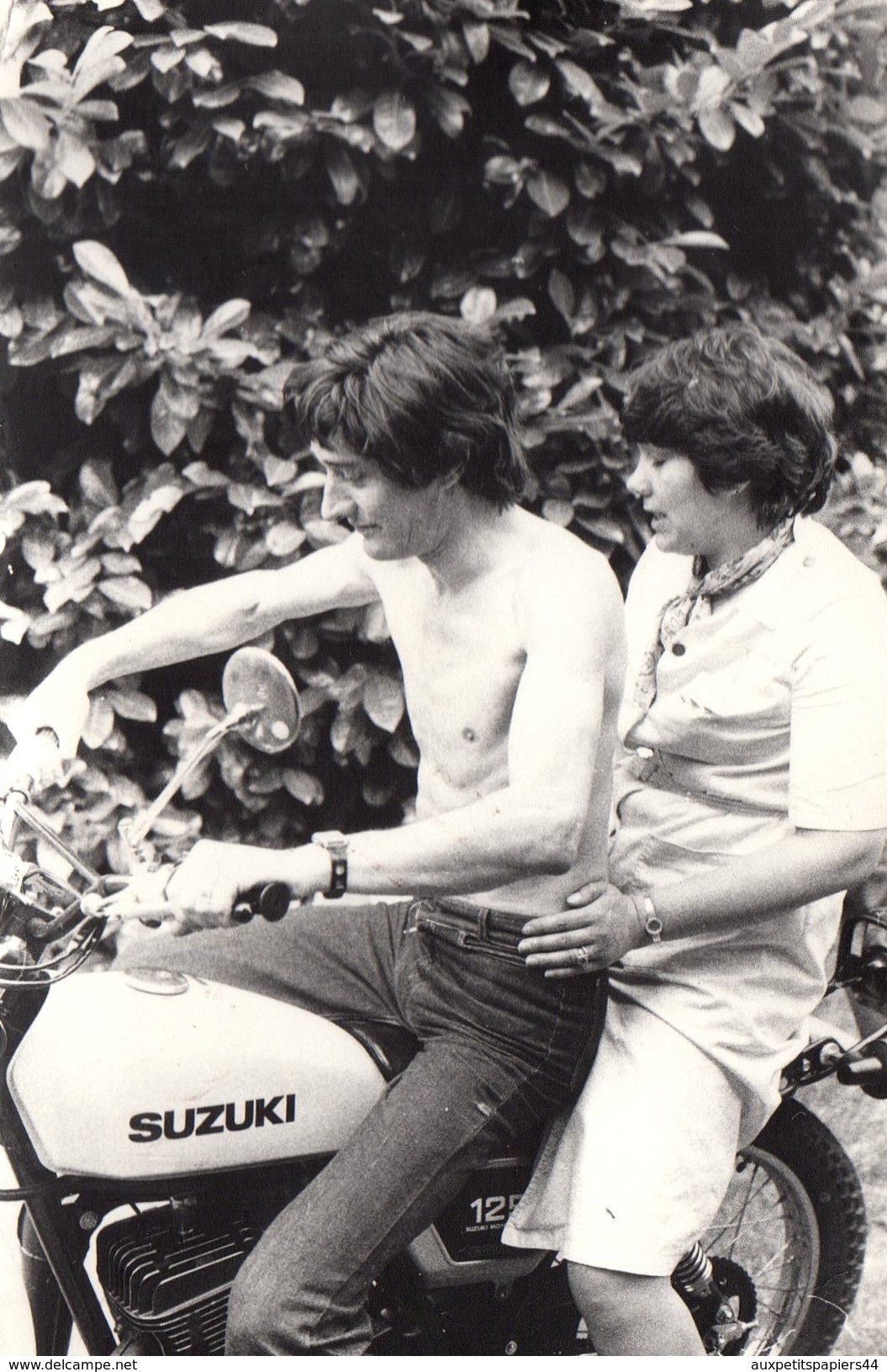 Photo Originale Motocyclisme - Couple Sur Une Suzuki 125 Vers 1970 - Homme Torse Nu - Cyclisme