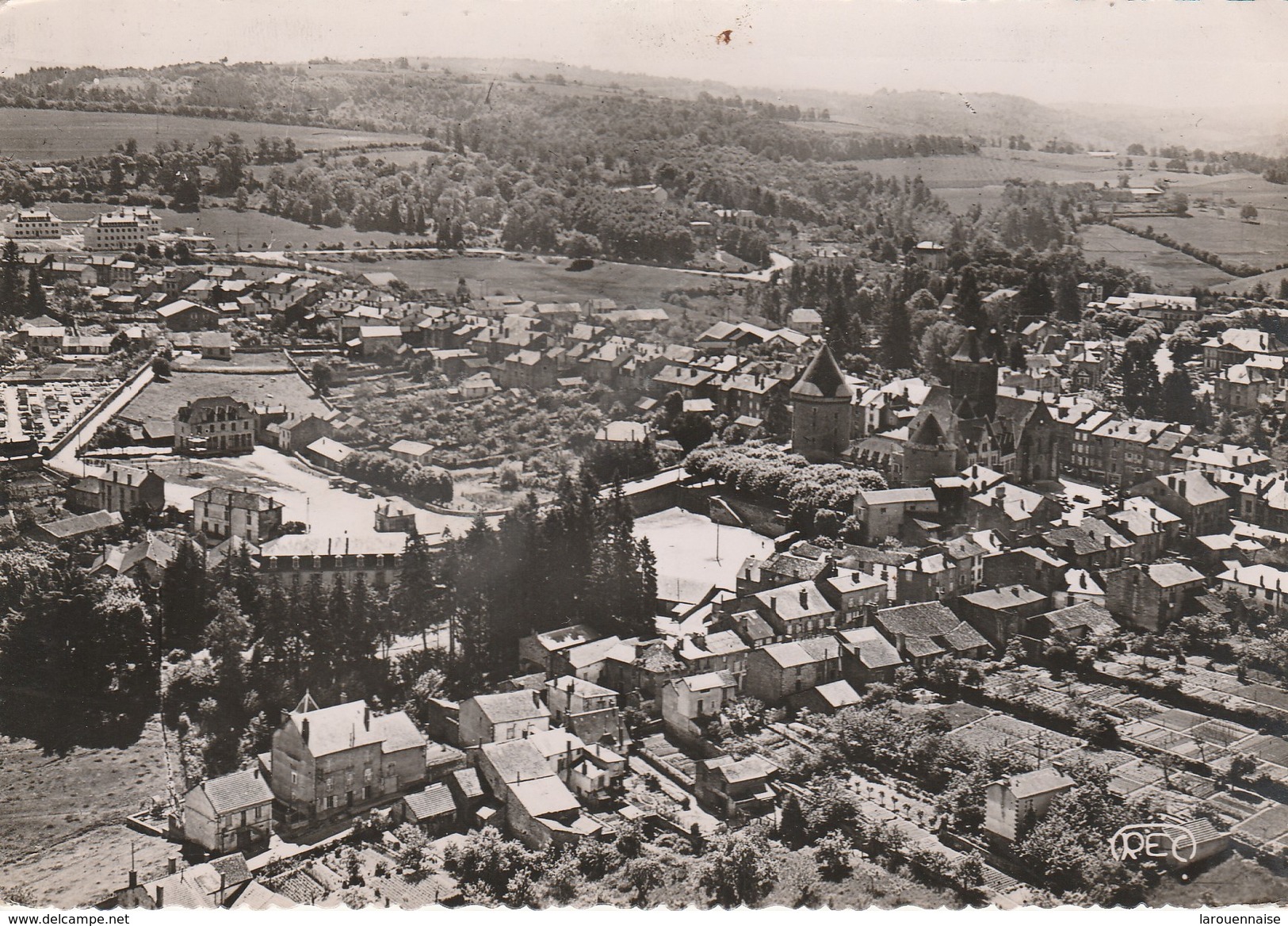 23 - BOURGANEUF -  Par Avion - Vue Générale - Au Centre L' Eglise 1272 Et La Tour Zizim 1484 - Bourganeuf