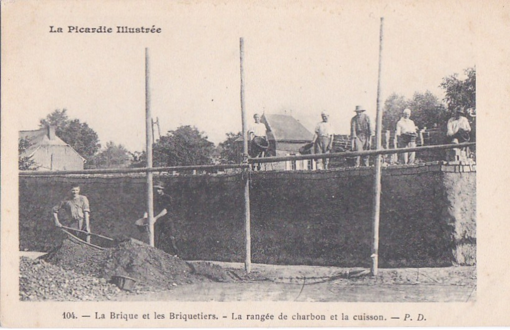 02 CPA La PICARDIE Illustrée N° 104 PUB Maison SARAZIN à SAINT QUENTIN La BRIQUE Et Les BRIQUETIERS Ouvriers Au Travail - Saint Quentin