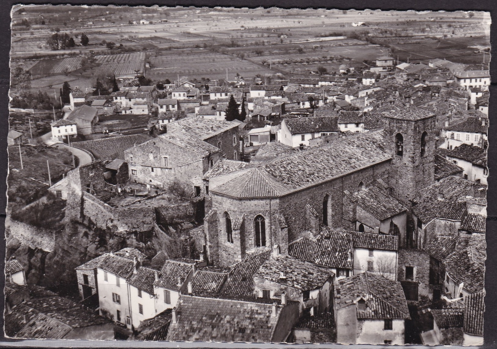 83   ROQUEBRUNE - SUR - ARGENS  :    L' EGLISE  .  " EN  AVION  AU  DESSUS  DE  ...  "    .  (  2  SCANS R° V°  )  . - Roquebrune-sur-Argens