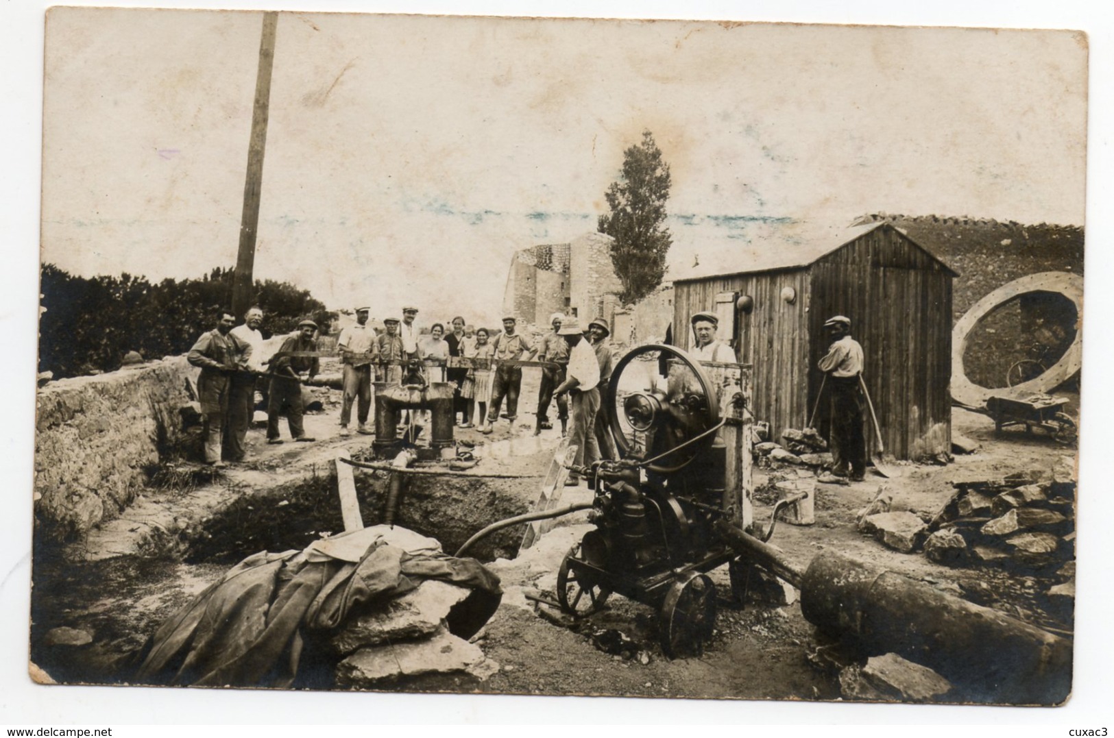 11 - Sigean - Photo A.DUMAS - CARTE PHOTO -POMPE A EAU CABANE DE CHANTIER - Autres & Non Classés