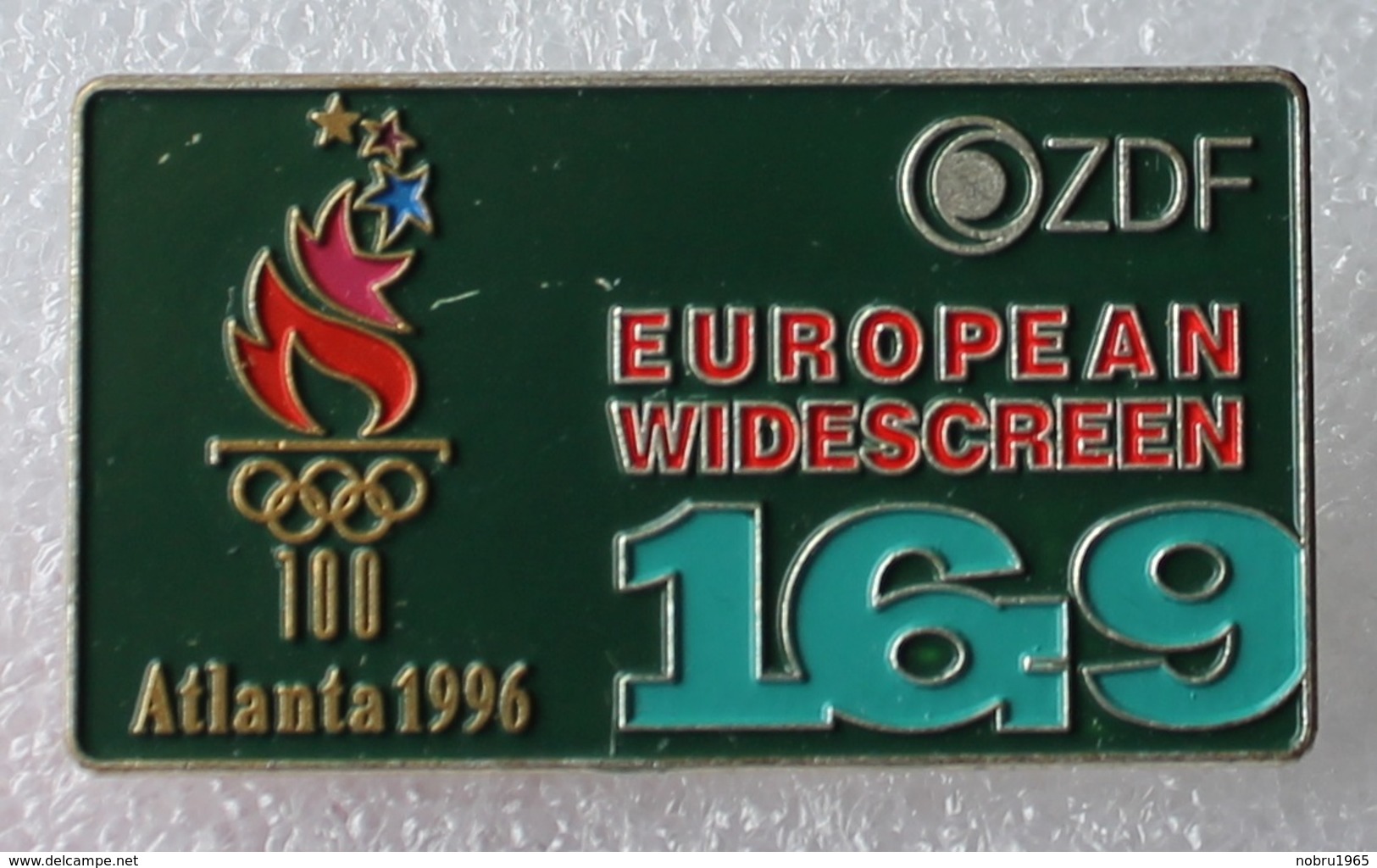 Broche Jeux Olympiques . Atlanta 1996 . ZDF . Télévision Allemande . 23 X 40 Mm - Bekleidung, Souvenirs Und Sonstige