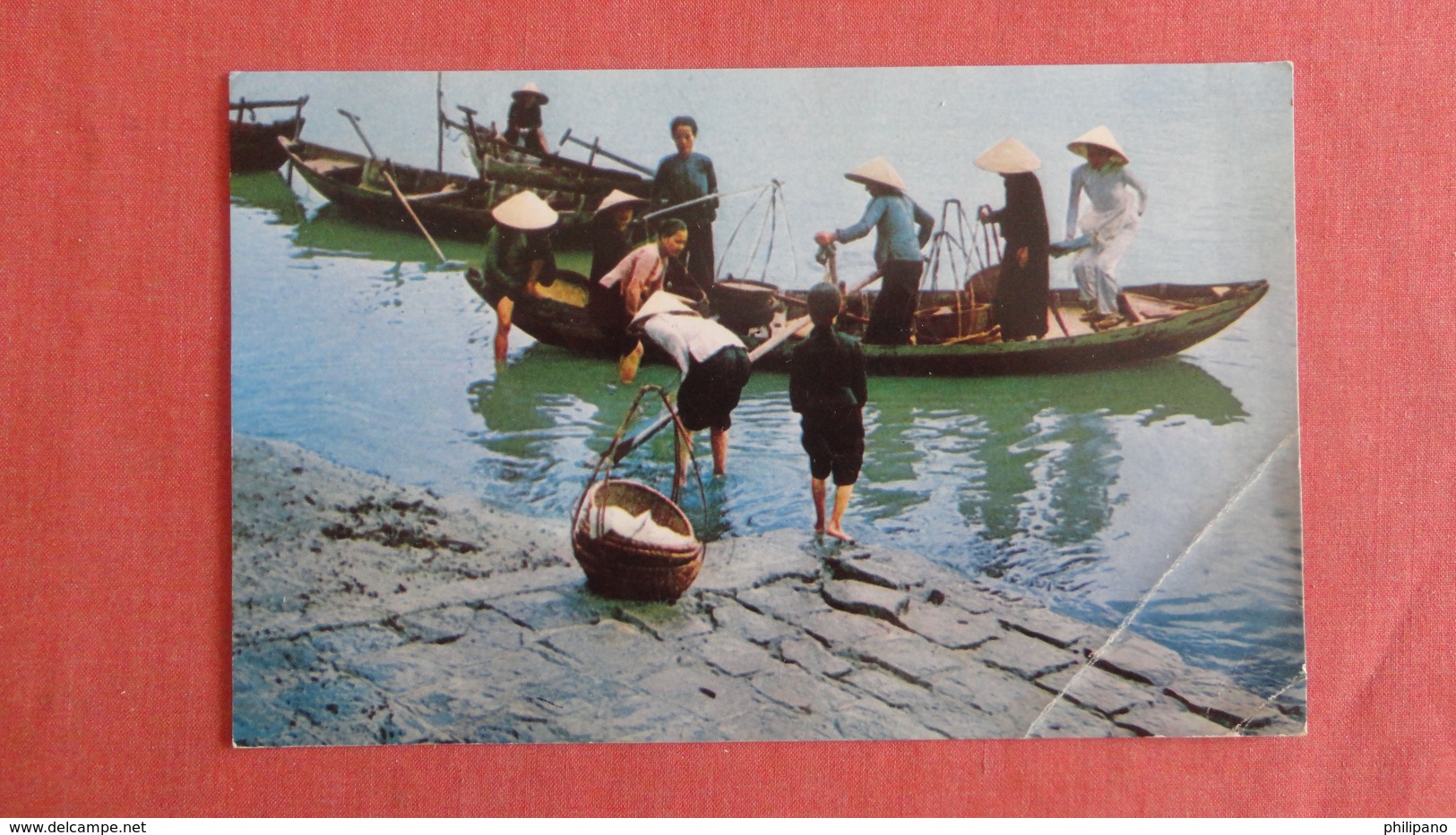 South Vietnam Women Unloading Boats At Da Nang-- US Military Free Cancel   Corner Crease  Ref 2533 - Vietnam