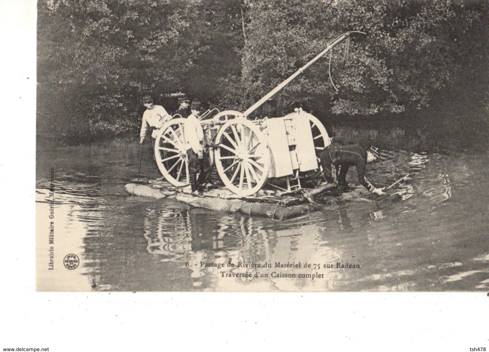 MILITARIA---passage De Rivière Du Matériel De 75 Sur Radeau_traversée D'un Caisson Complet---voir 2 Scans - Manoeuvres