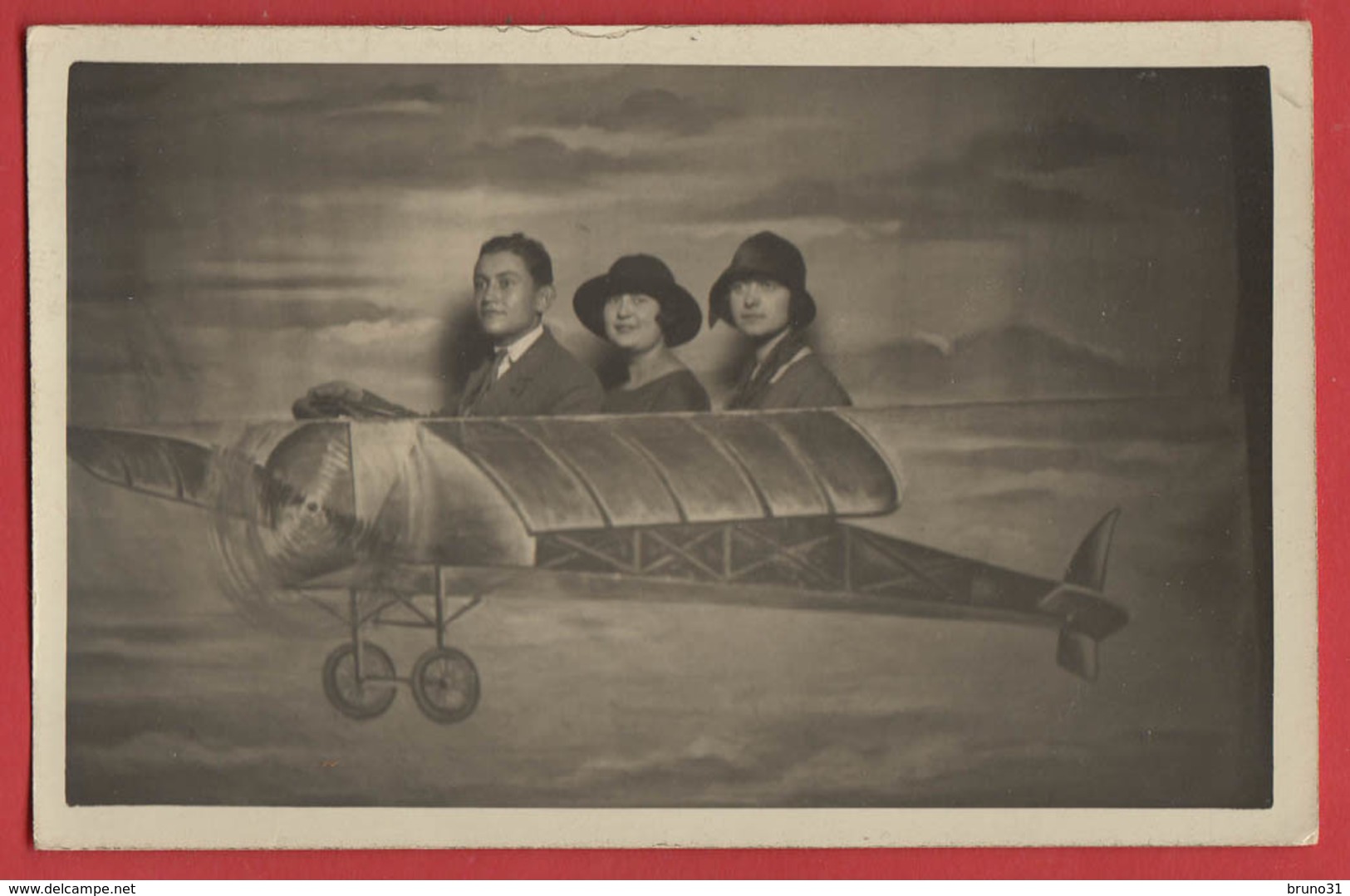 Carte Photo Montage Trucage 3 Personnes Dans Un Avion Fictif , Année 1925 , 2 Scans - Fotografía