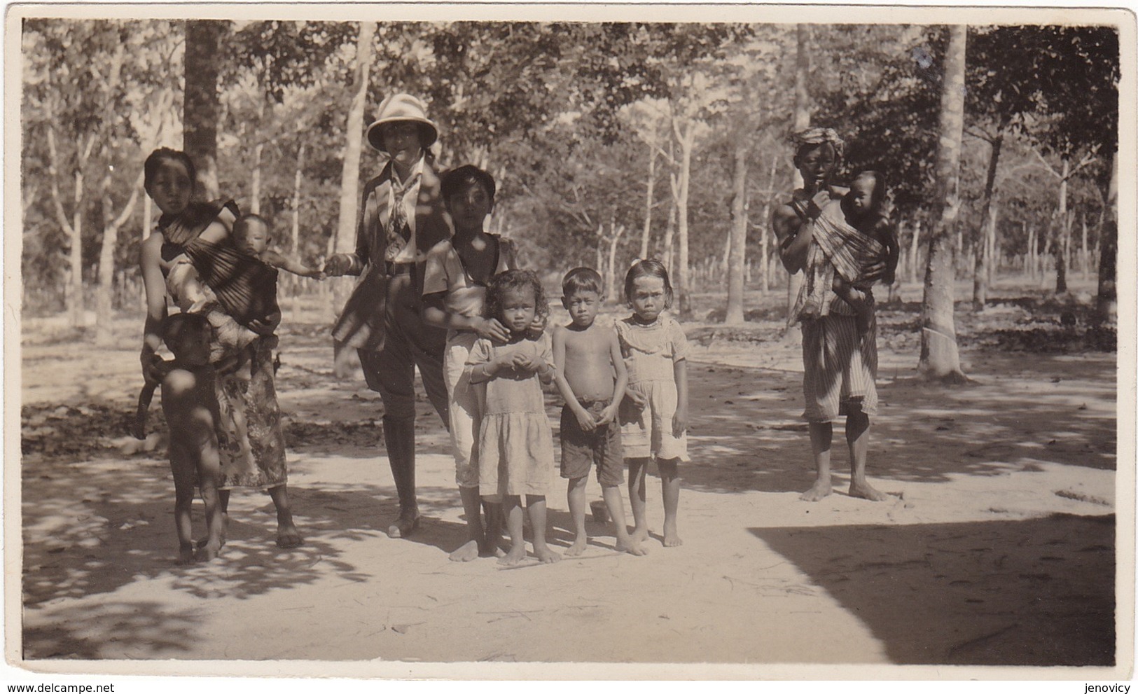 REF181 ILE DE SUMATRA  PHOTO UNE FAMILLE INDIGENE OUVRIERS DE LA  PLANTATION TRES BEAU PLAN ENFANTS - Indonésie