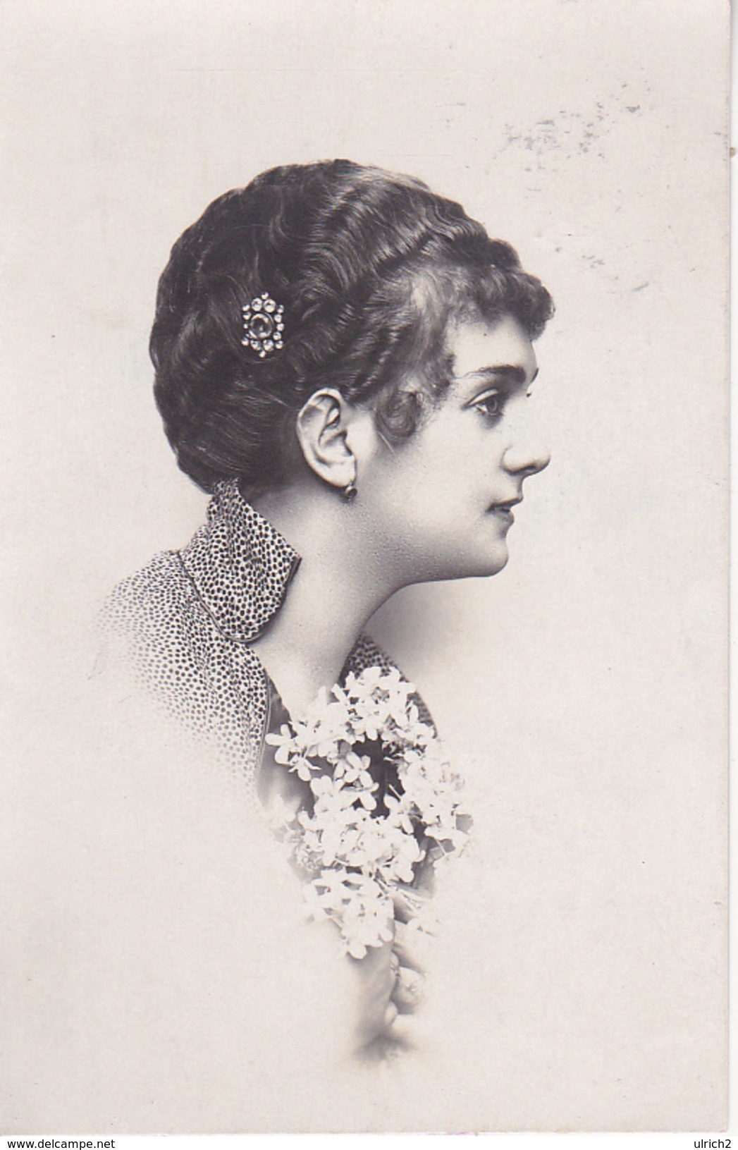 AK Künstlerkarte - Frau Mit Kurzen Haaren, Haarspange Und Blumen - 1917  (28094) - Frauen