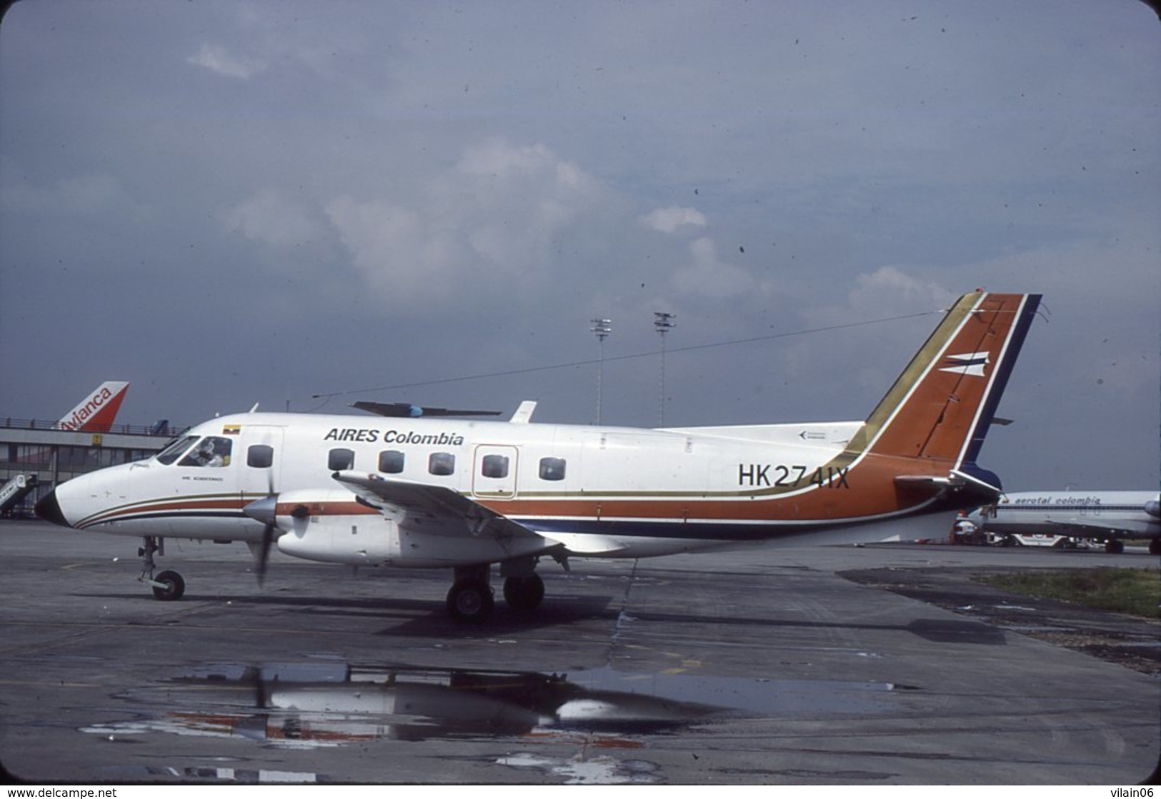 SLIDE / AVION / AIRCRAFT   KODAK  ORIGINAL    AIRES COLOMBIA  BANDERANTE  HK-2741X - Diapositivas