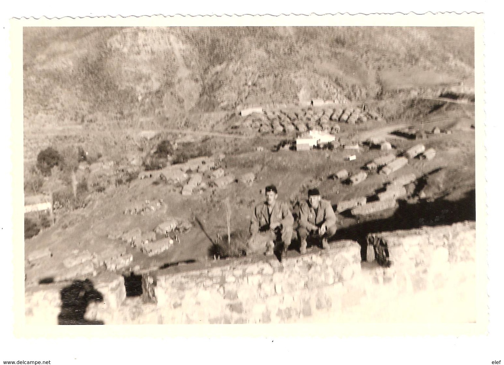 Photo Originale GUERRE D' ALGERIE ; Village Tentes Baraquements ? 2 Soldats ; Mur D'enceinte Fort ? ; TB - Guerra, Militari