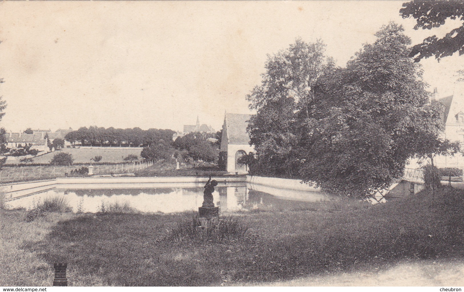 37. NEUVY LE ROI. CPA  . VUE PRISE DU PARC DU CHATEAU - Neuvy-le-Roi